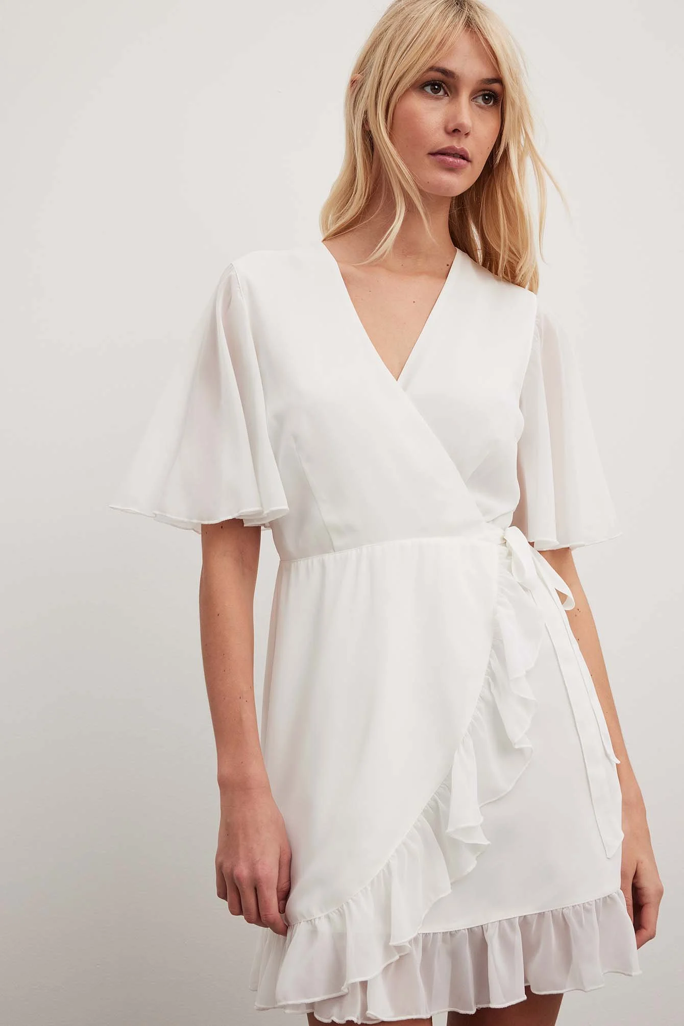 Fließendes Minikleid mit kurzen Ärmeln und Überlappung