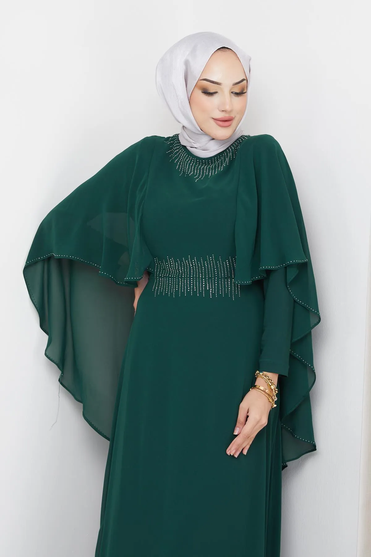 Olcay  Hijab-Abendkleid aus Chiffon mit Stein- und Cape-Detail GRÜN 1650