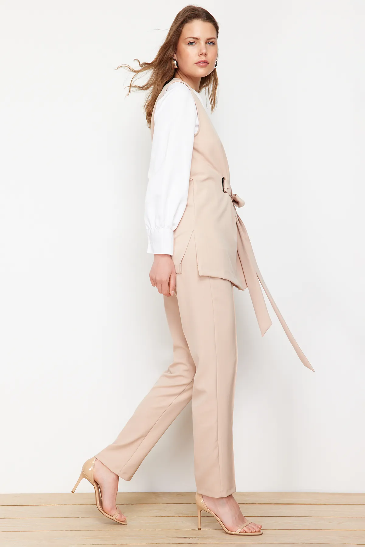 Trendyol Modest  Beiges Accessoire-Set aus gewebter Stoffweste und Hose, Oberteil und Unterteil TCTSS24US00035