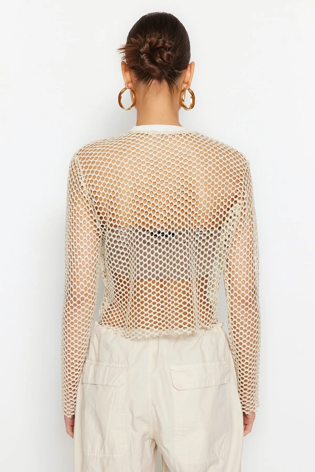 Trendyol Collection  Beigefarbene, locker geschnittene, bauchfreie Strickbluse aus Lurex-Mesh mit Rundhalsausschnitt TWOSS23BZ00523