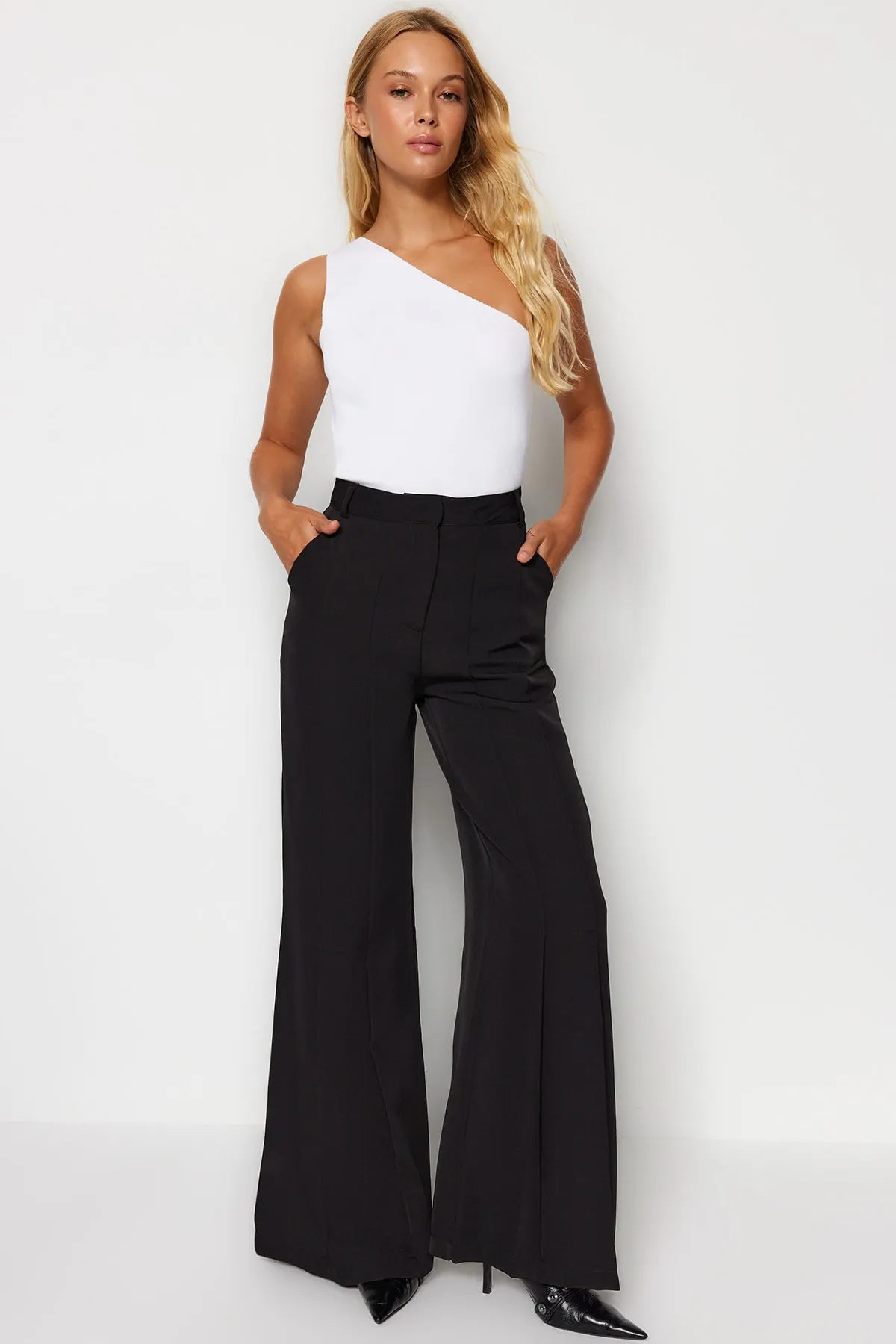 Trendyol Collection  Schwarze Palazzo-Hose mit extra weitem Bein, gewebte Hose mit weitem Bein TWOAW24PL00093