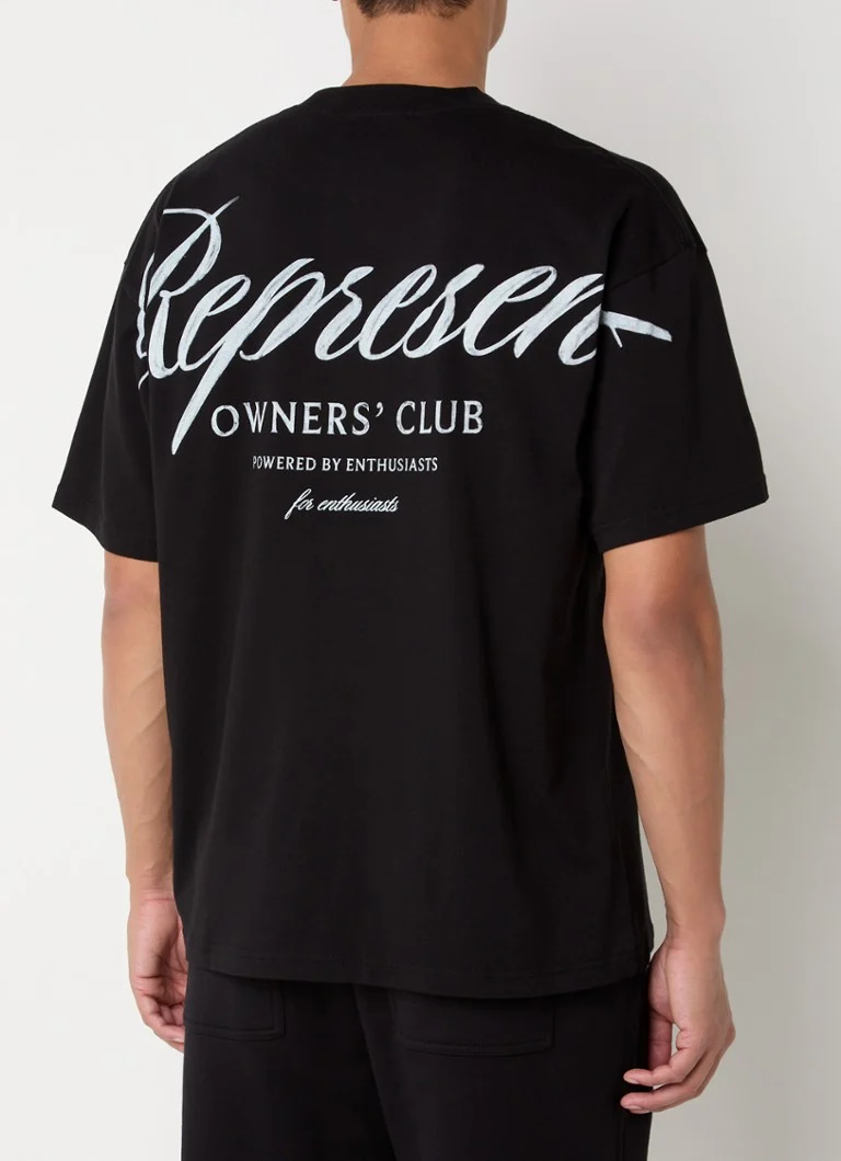 Tricou Owners Club cu logo și imprimeu pe spate.