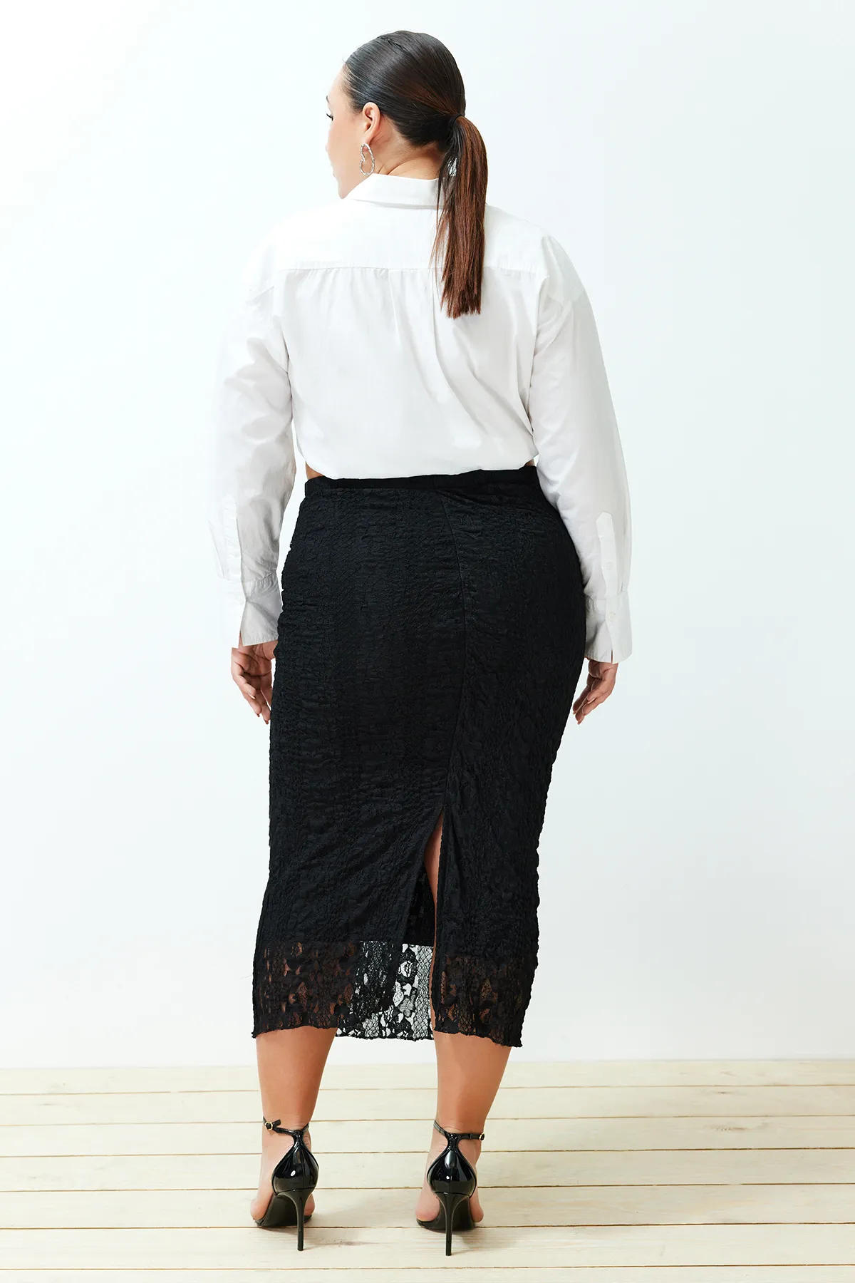 Trendyol Curve  Midi-Strickrock aus schwarzer Spitze TBSSS24AZ00027