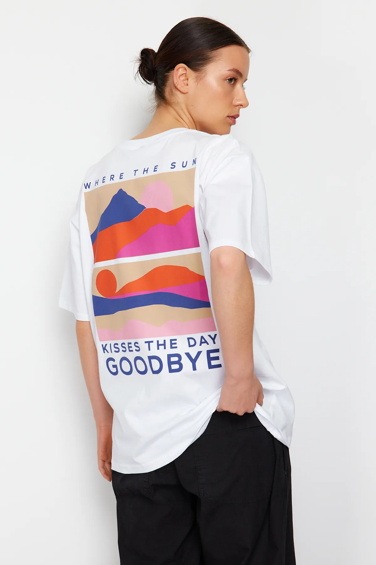 Trendyol Collection  Weißes Premium Oversize/Weit geschnittenes Rundhals-Strick-T-Shirt mit Aufdruck TWOSS24TS00085