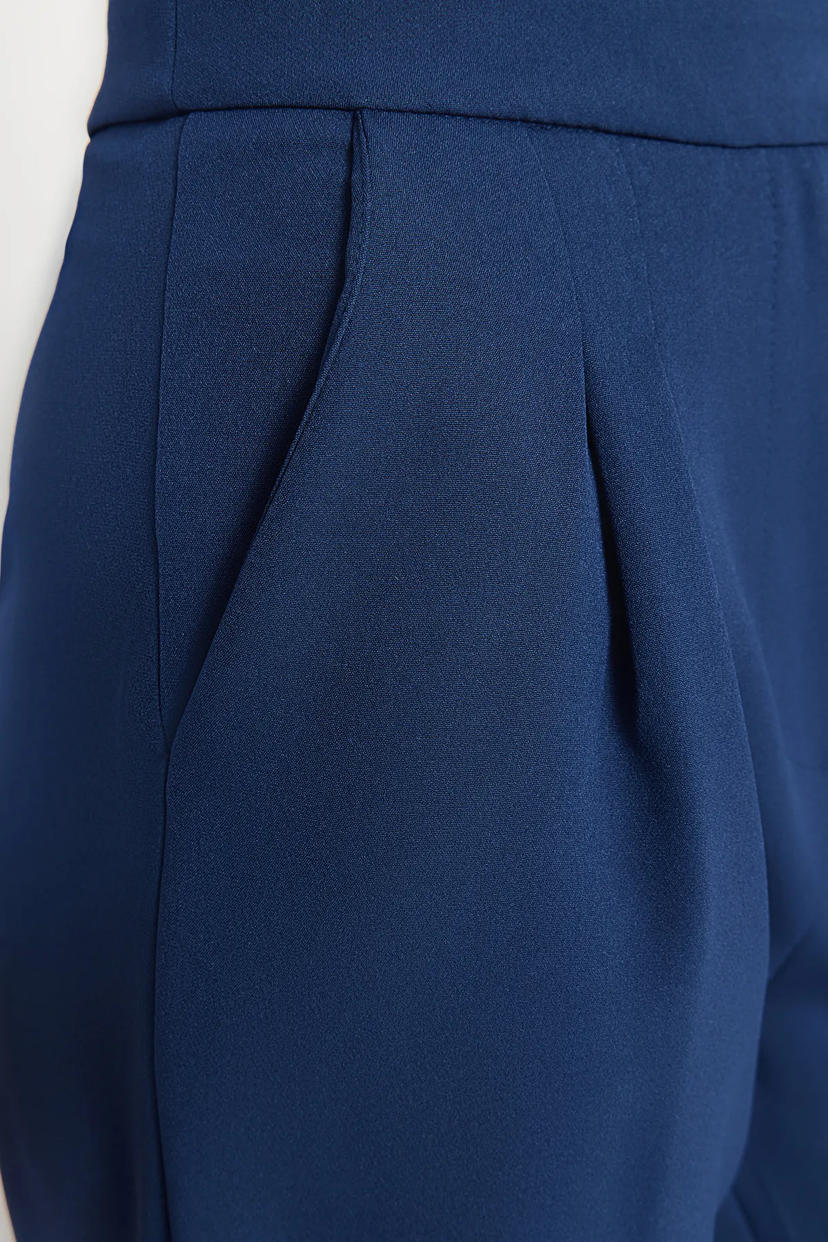 Trendyol Collection  Marineblaue gewebte Hose mit weitem Bein, weitem Bein und hoher Taille TWOAW22PL0066