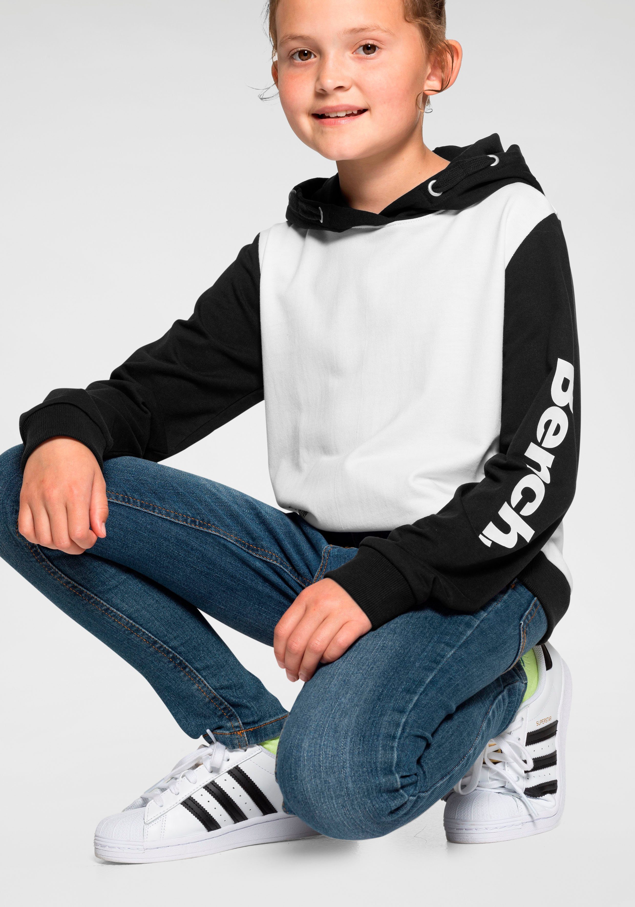 Bench. Kapuzensweatshirt in kurzer Form