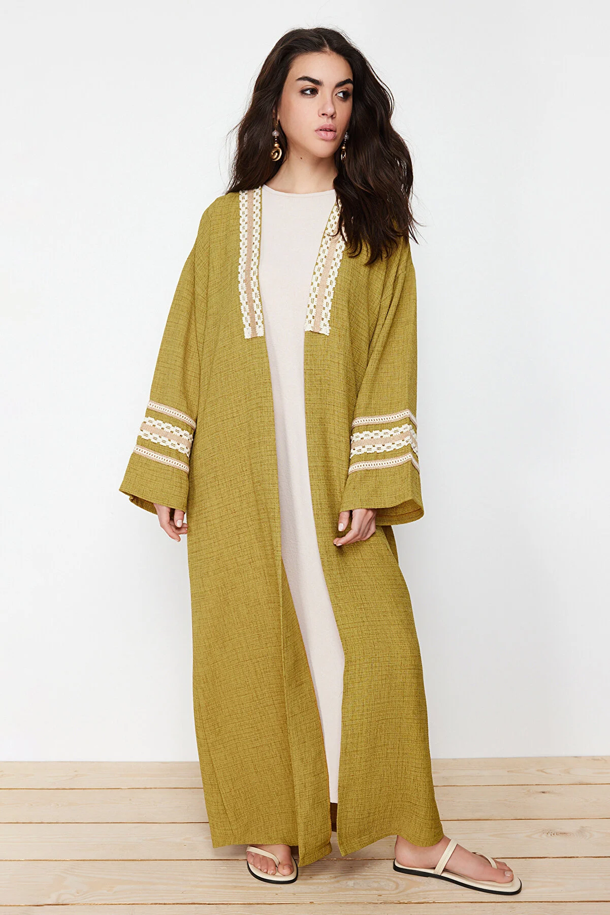 Trendyol Modest  Langer, gewebter Kimono, Kaftan und Abaya mit Ölgrün-Stickerei und detaillierten Details TCTSS24KF00006