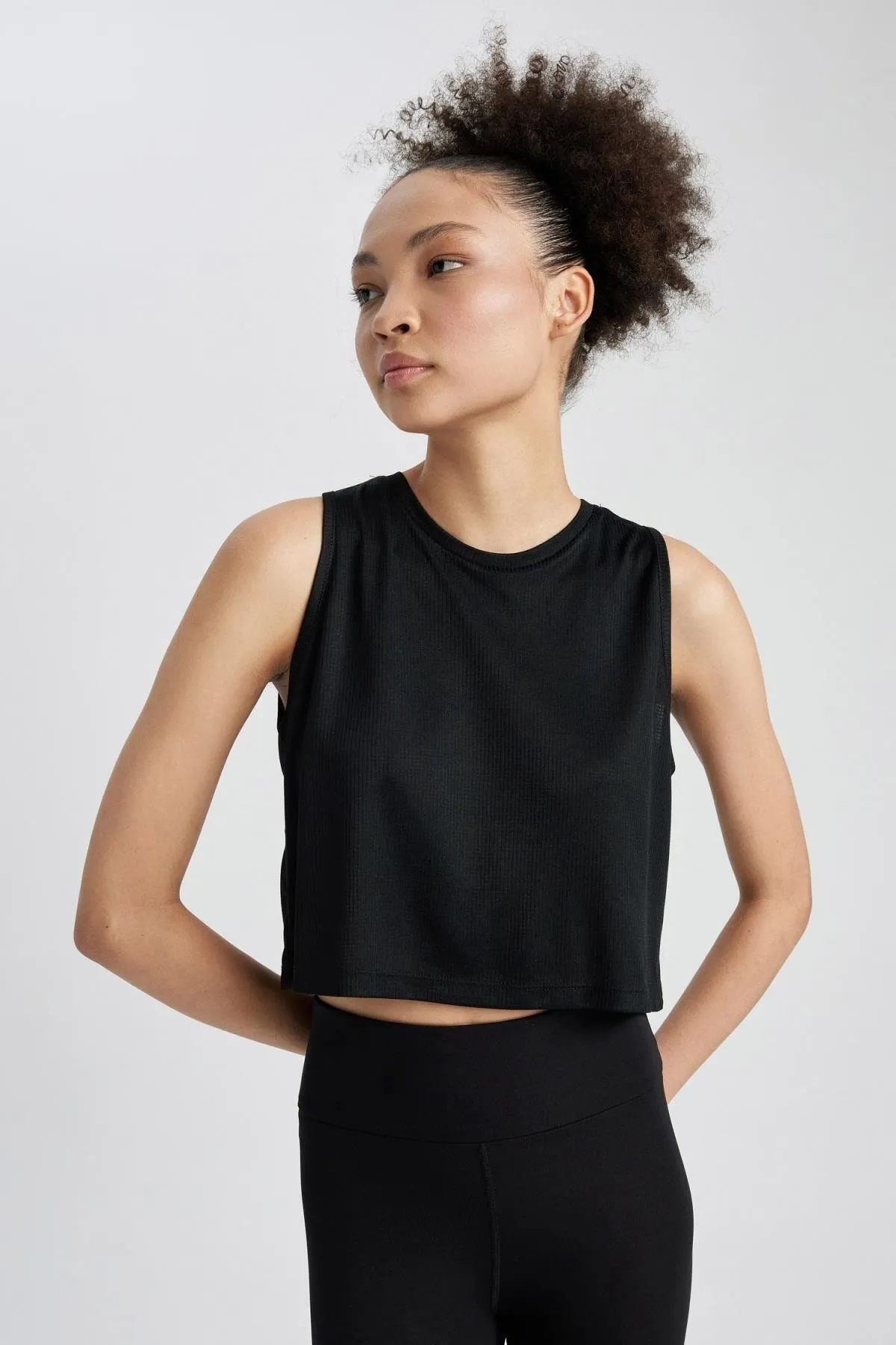 DeFacto  Sportliches Crop Top mit Rundhalsausschnitt - A2518ax23sm