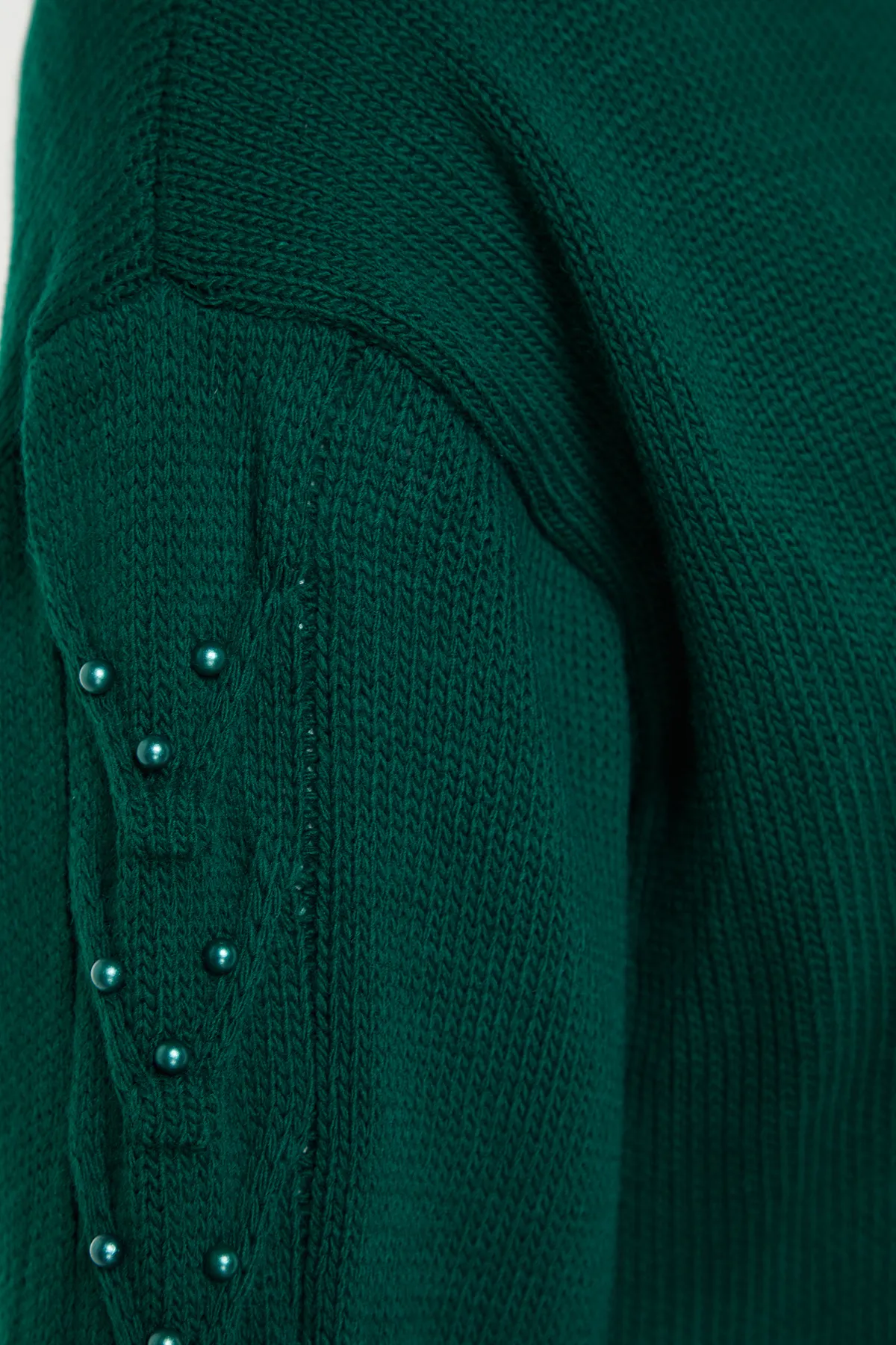 Trendyol Modest  Dunkelgrüner Strickpullover mit Perlendetails und Ärmeln TCTAW24AK00129
