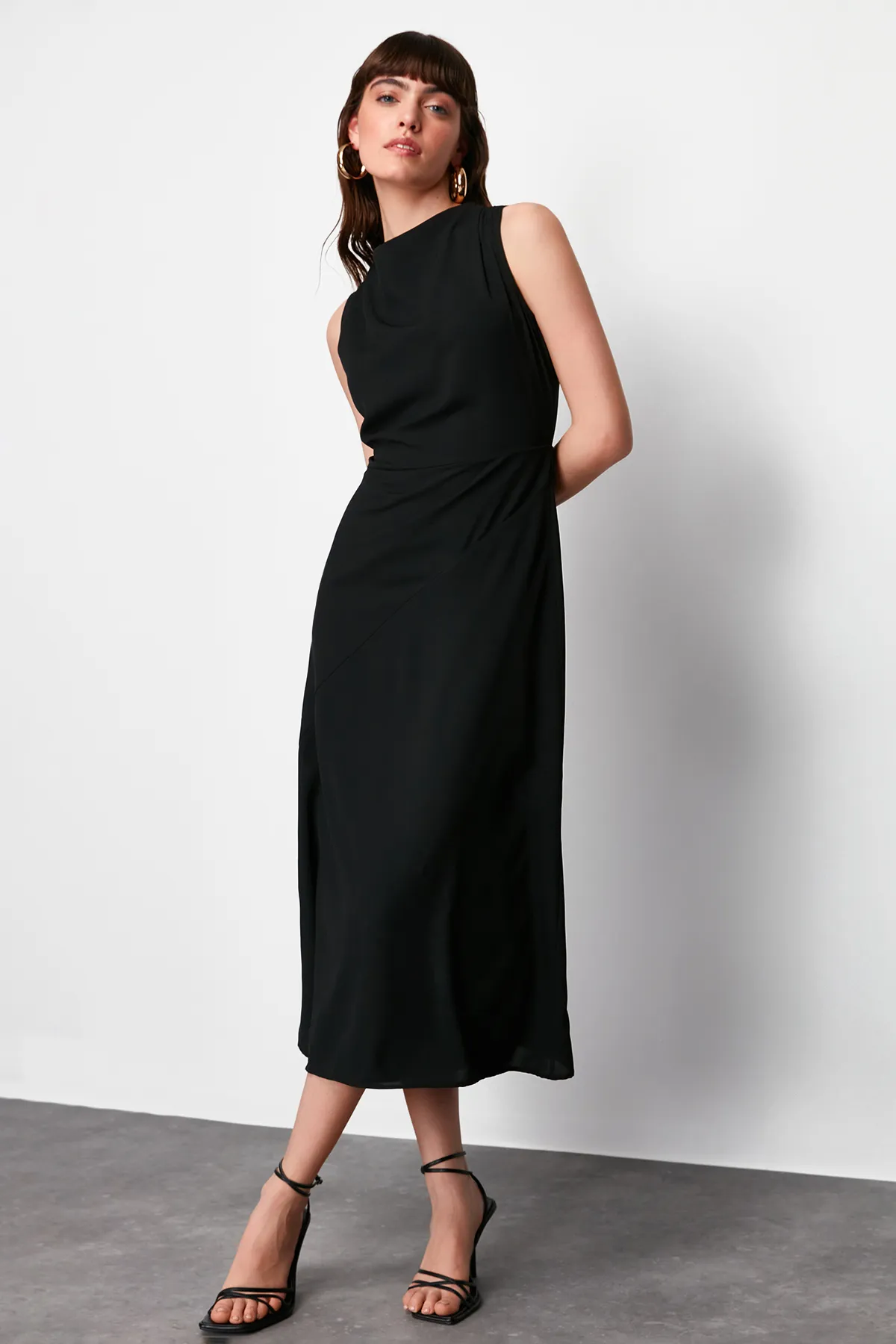 Trendyol Collection  Schwarzes gewebtes Midikleid mit Degaje-Kragenrock und Cut-Detail TWOSS24EL00390