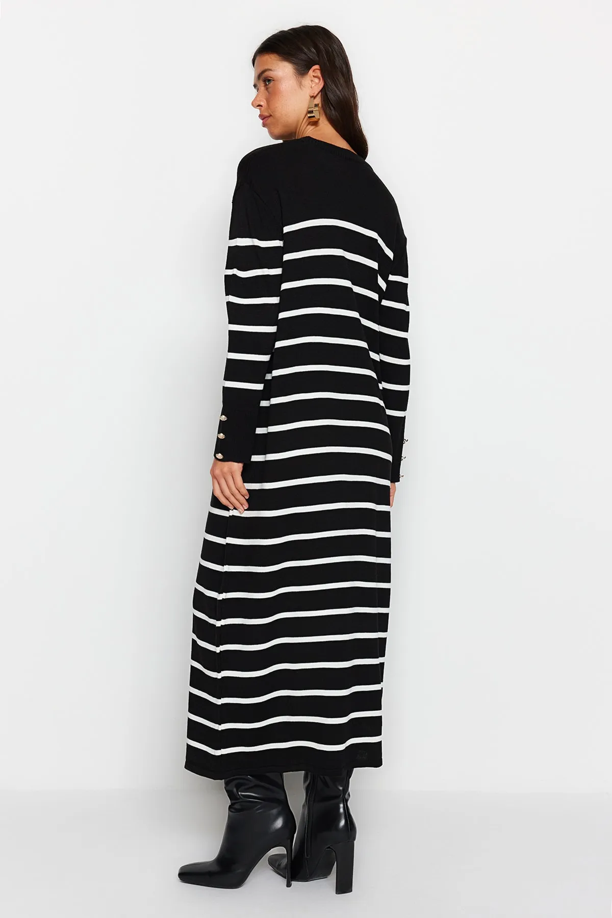 Trendyol Modest  Schwarzes Strickkleid mit Streifen und Knopfleiste TCTAW24EB00002