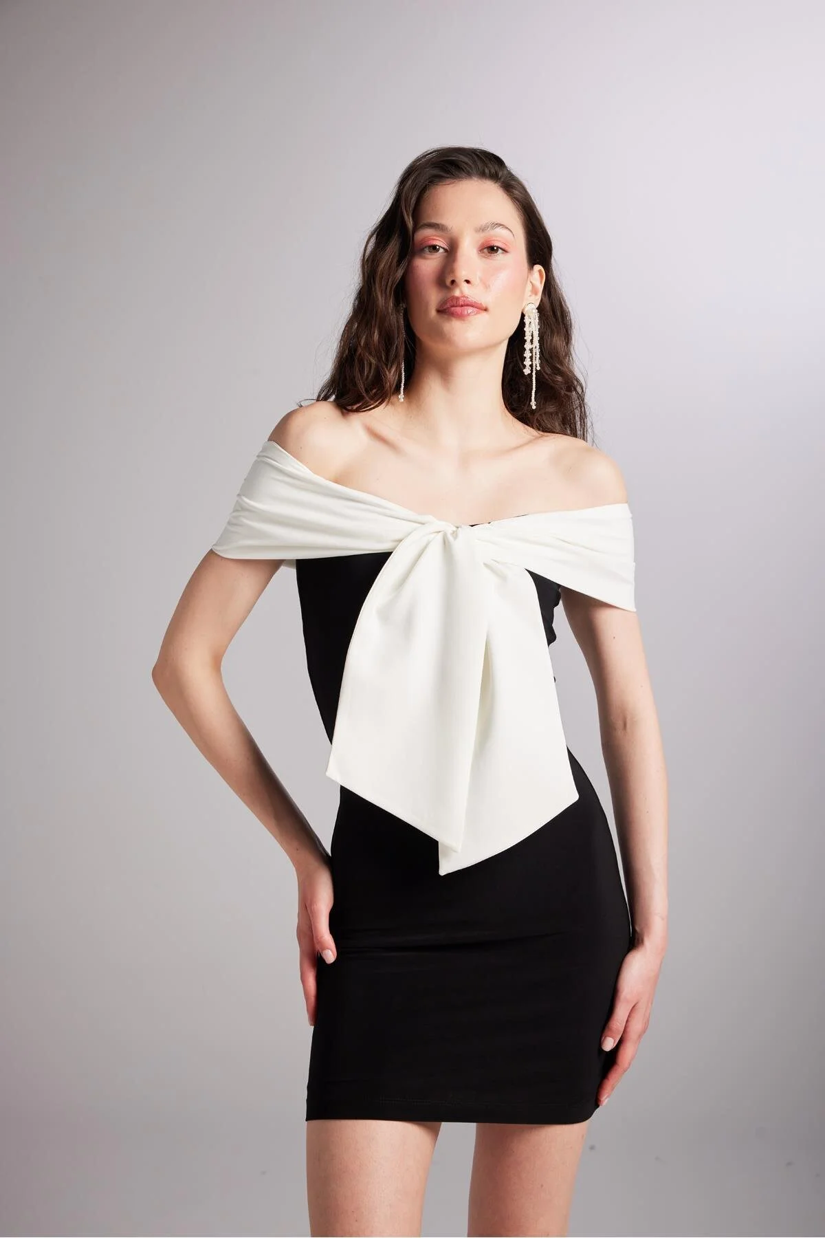 HOLLY LOLLY  Mini-Octavia-Kleid mit Madonna-Kragen, Schwarz