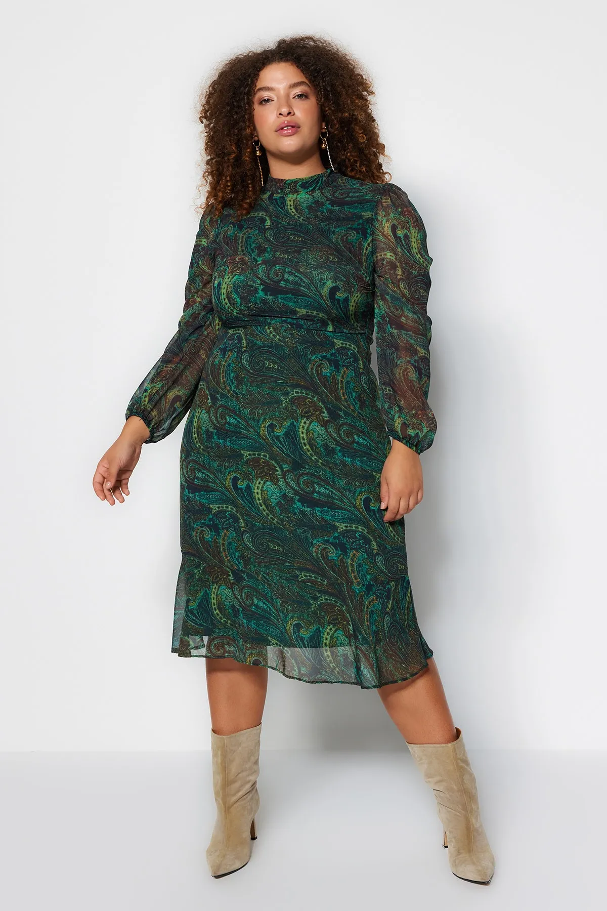 Trendyol Curve  Grünes Chiffonkleid mit Paisleymuster TBBAW24AH00028