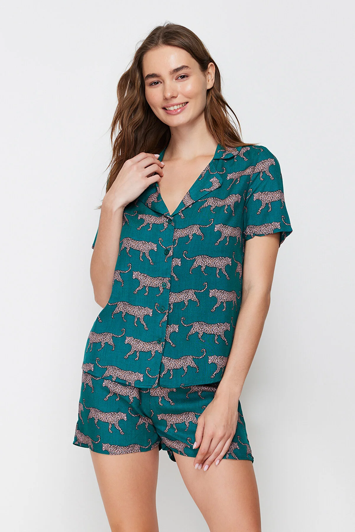 Trendyol Collection  Smaragdgrün gemustertes Viskose-Hemd-Shorts-Webpyjama-Set THMSS21PT0473