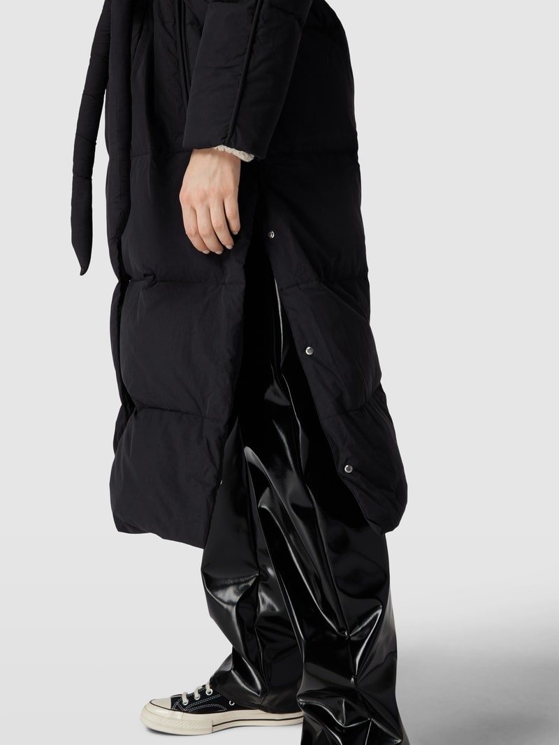 Steppmantel mit Taillengürtel Modell 'Puffer Mantel' in schwarz