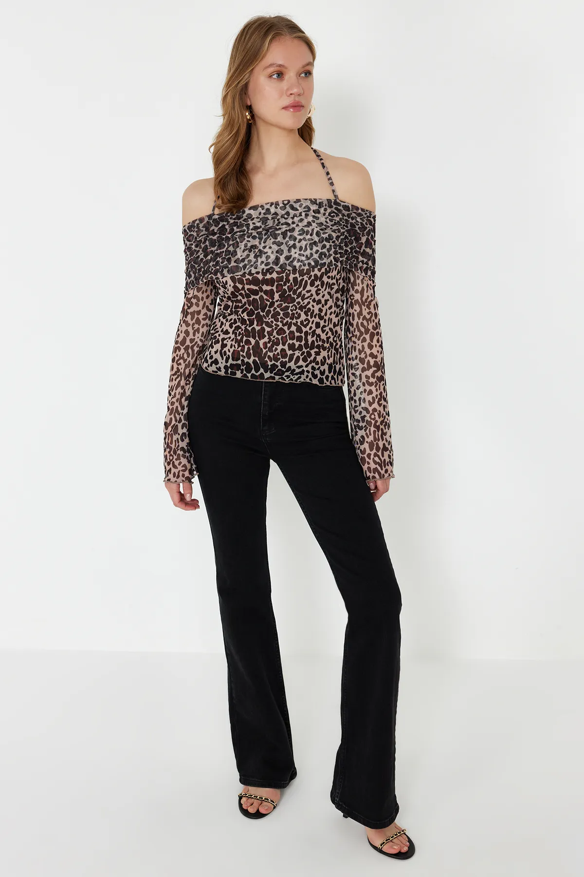 Trendyol Collection  Braune Strickbluse mit Tiermuster, ausgestellten Ärmeln und Bindedetail TWOSS24BZ00046