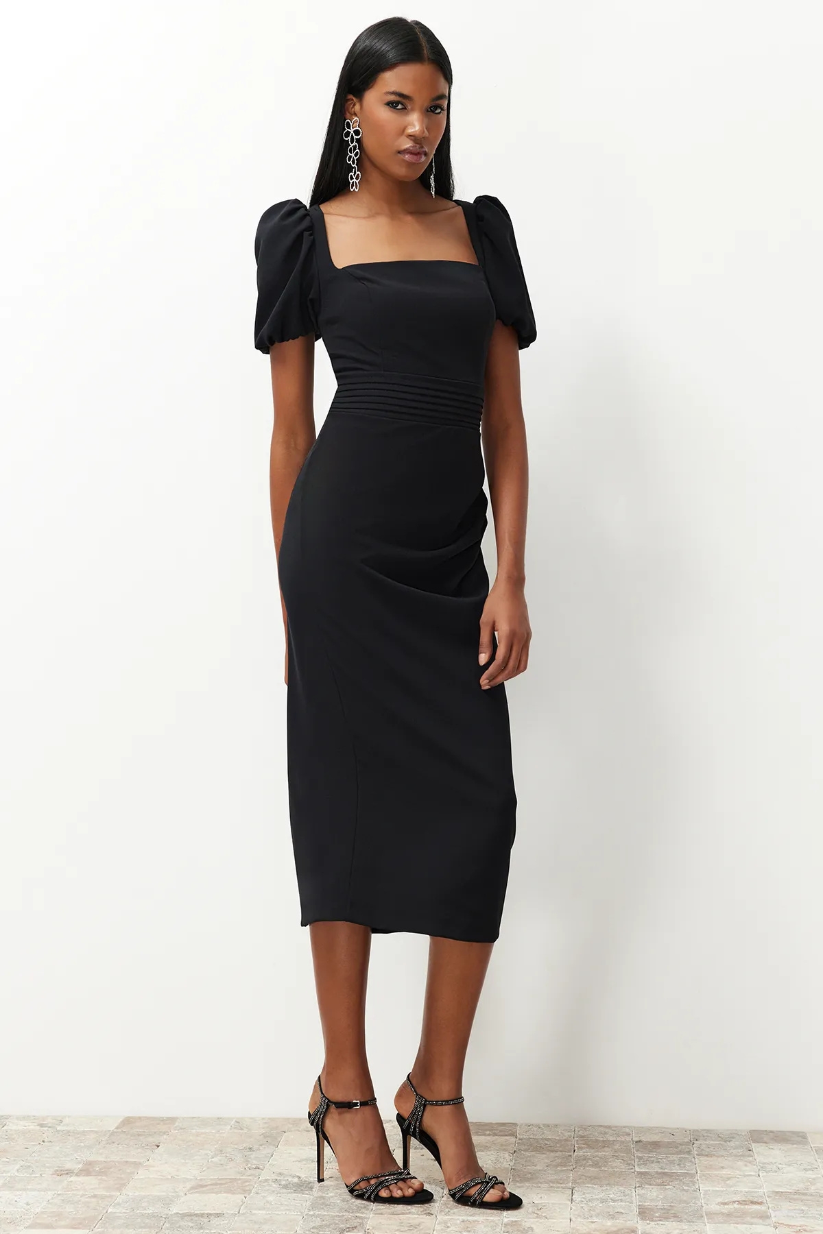Trendyol Collection  Schwarzes, körperbetontes Webkleid mit Taillendetails TPRSS24EL00158
