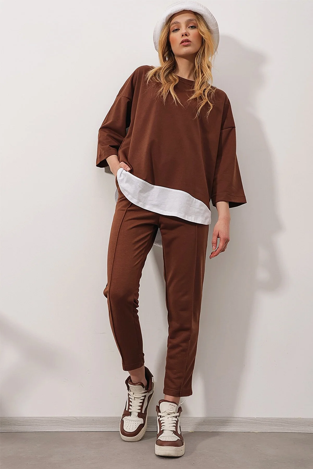 Trend Alaçatı Stili  Braunes Oberteil mit weitem Kragen und elastischer Taille, Doppeltasche, zweifädiger Unterteil, Oberteil für Damen, ALC-X8175