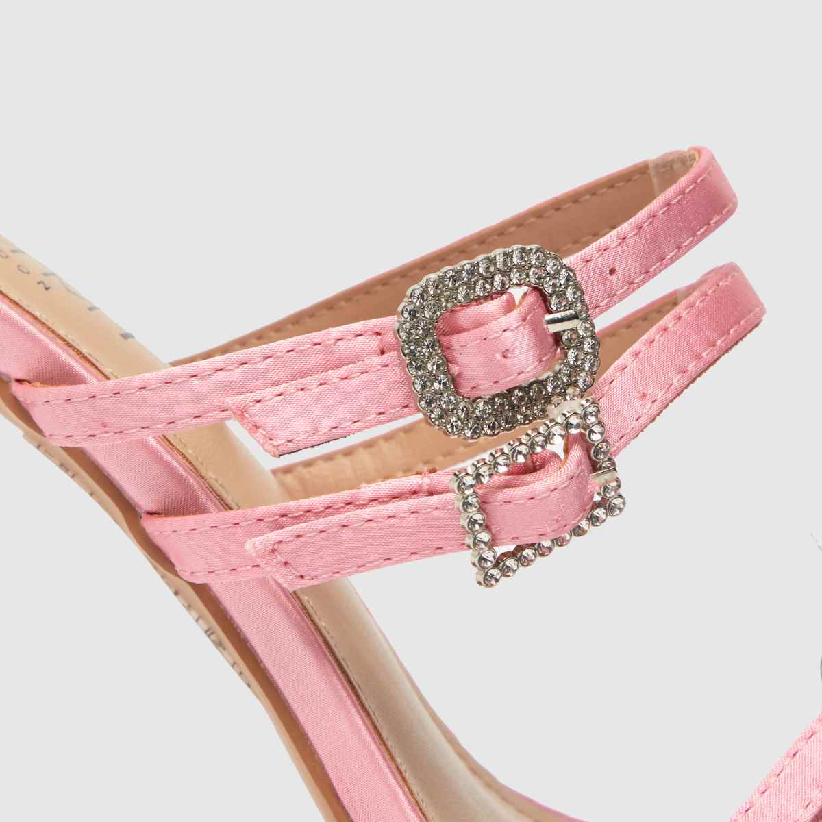 SIMMI – Rosa stiletto-höga klackar med remmar på stranden