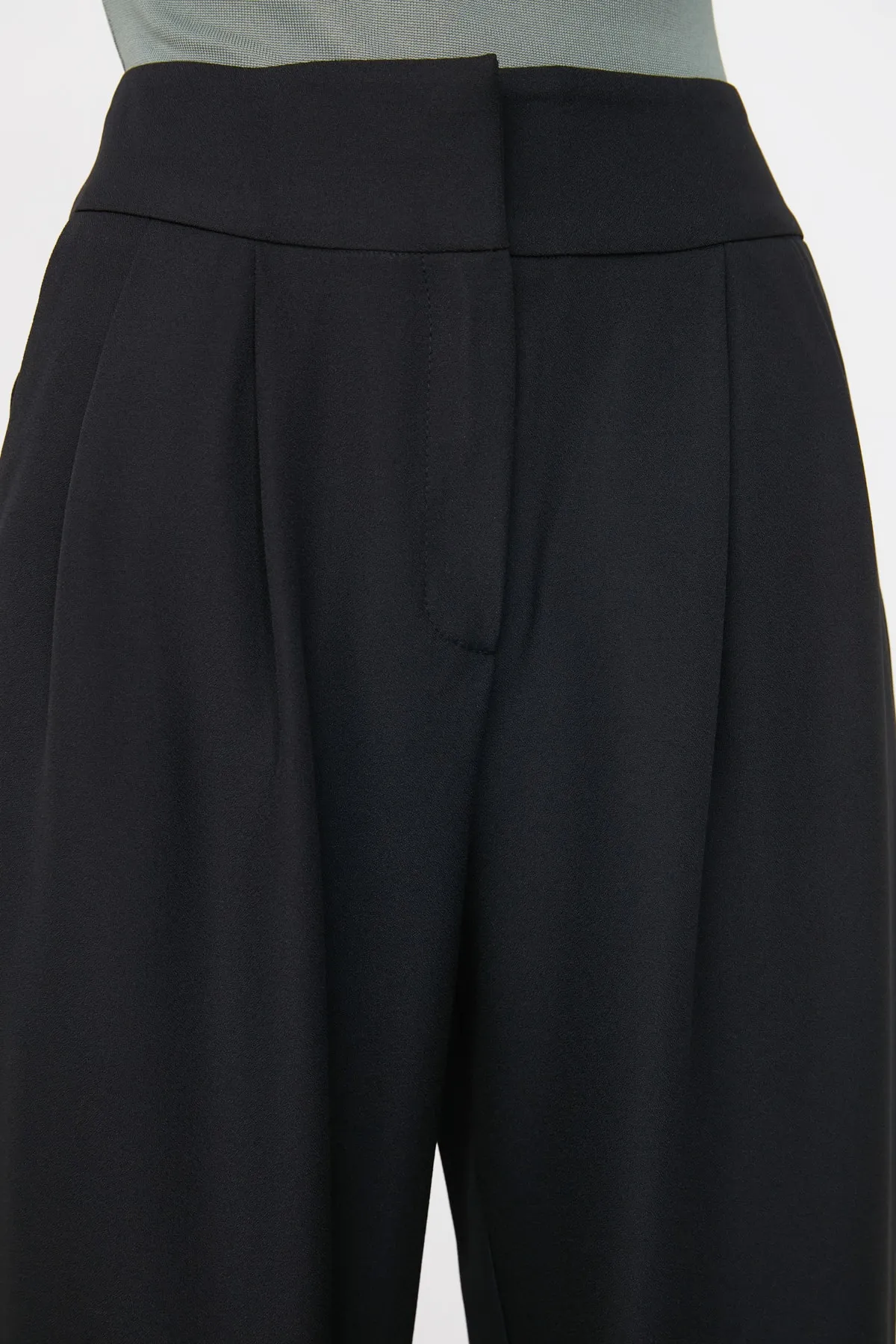 Trendyol Collection  Schwarze, gerade geschnittene, plissierte Webhose TWOSS19WX0017