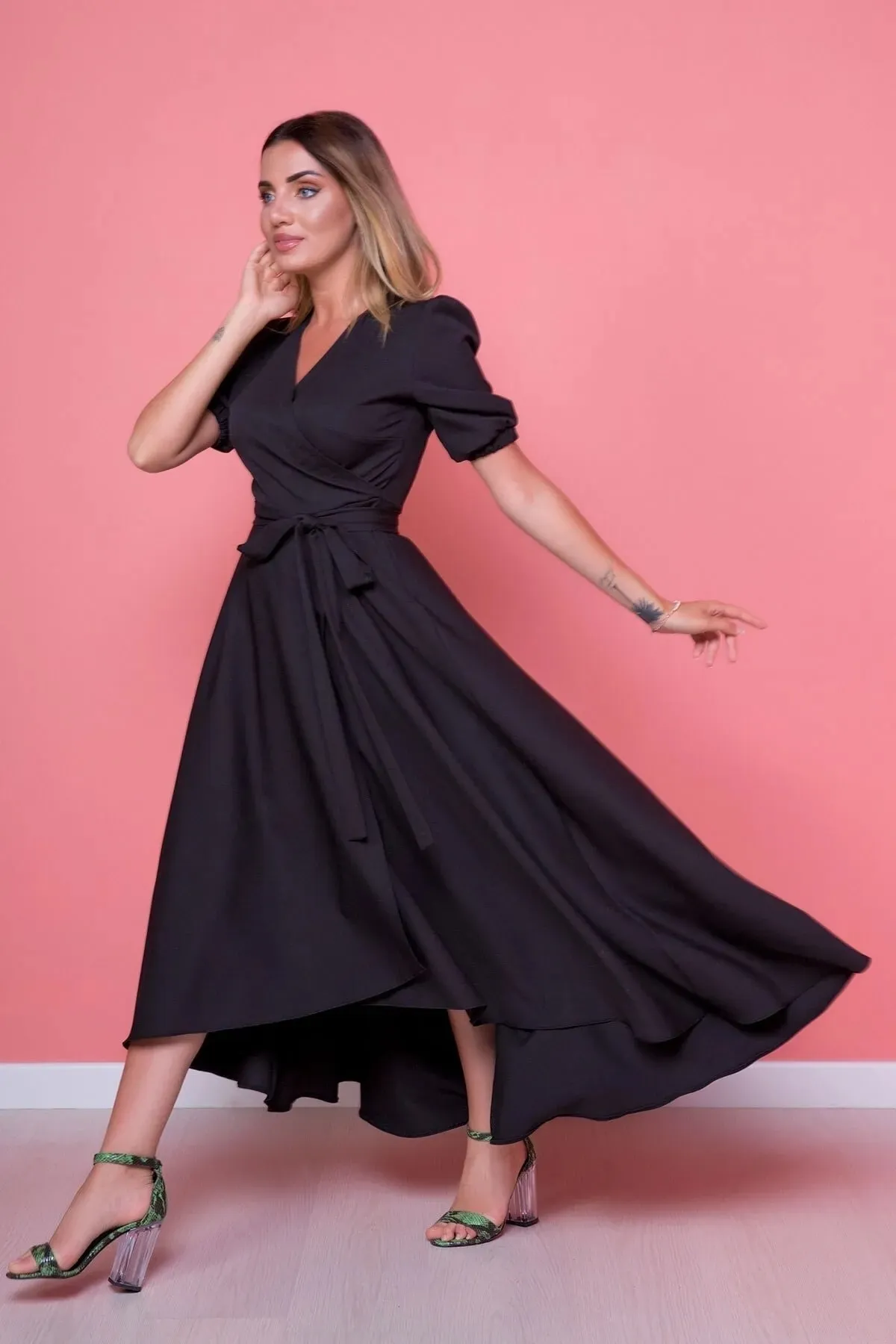 lovebox  Flexibles Damenkleid aus Atlas-Stoff mit Gürtel, asymmetrischem Schnitt, Midi-Länge, zweireihiger Kragen, schwarz, ausgestelltes Kleid 410