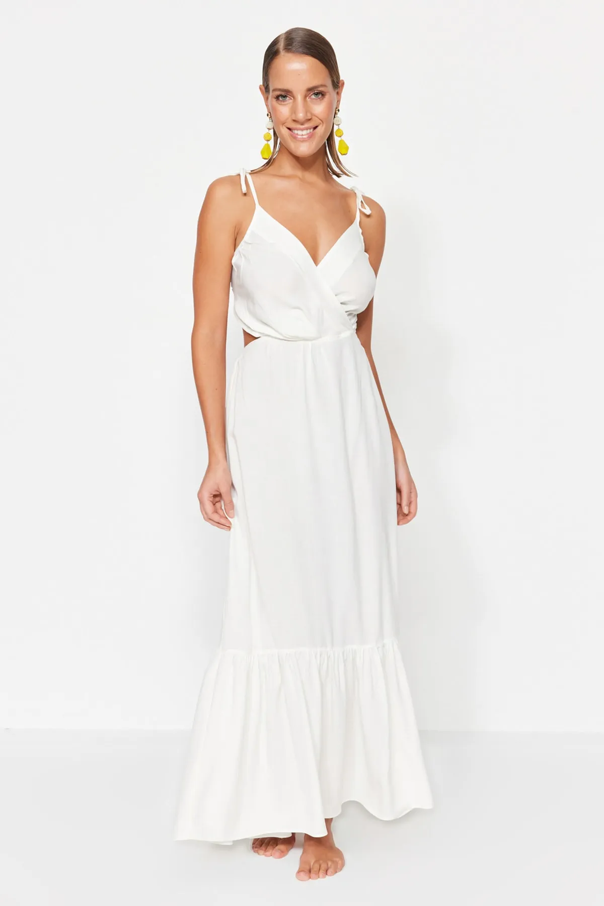 Trendyol Collection  Weißes, gewebtes Maxi-Strandkleid mit Cut-Outs und Fenstern TBESS23EL00085