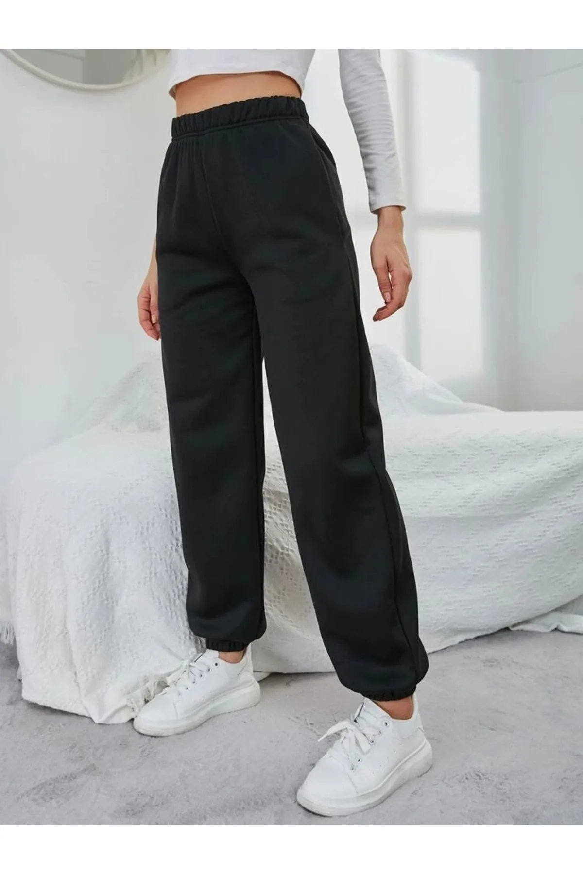 My Blog  Schwarze Damen-Jogginghose mit Taschen und elastischem Bund und Beinen