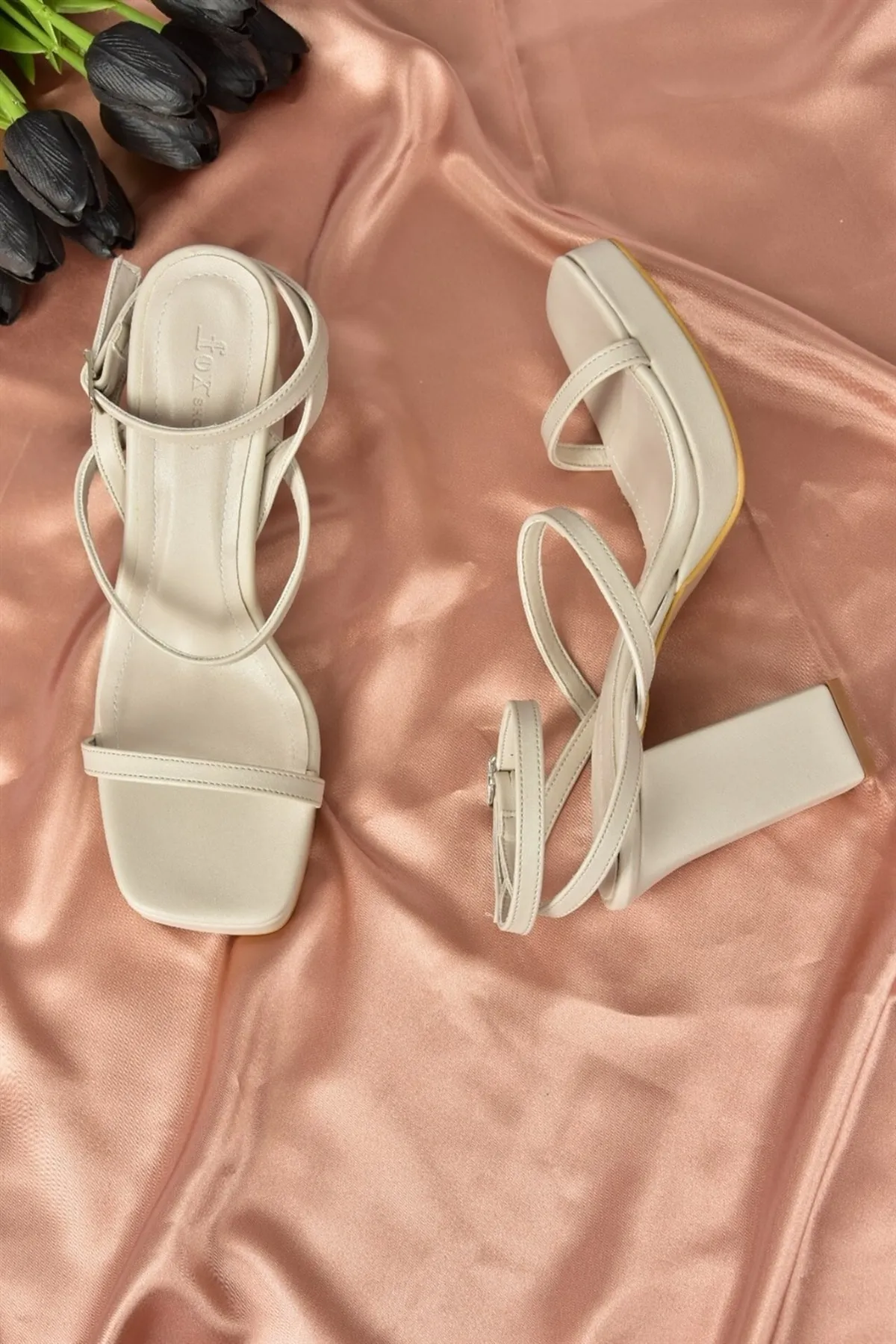 Fox Shoes  Beigefarbene, lässige Damenschuhe mit dickem Absatz M282462709