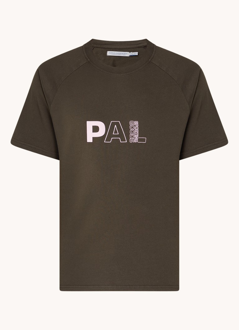 PAL Sporting Goods Cowboy kempinga T-krekls ar logotipu un apdruku aizmugurē