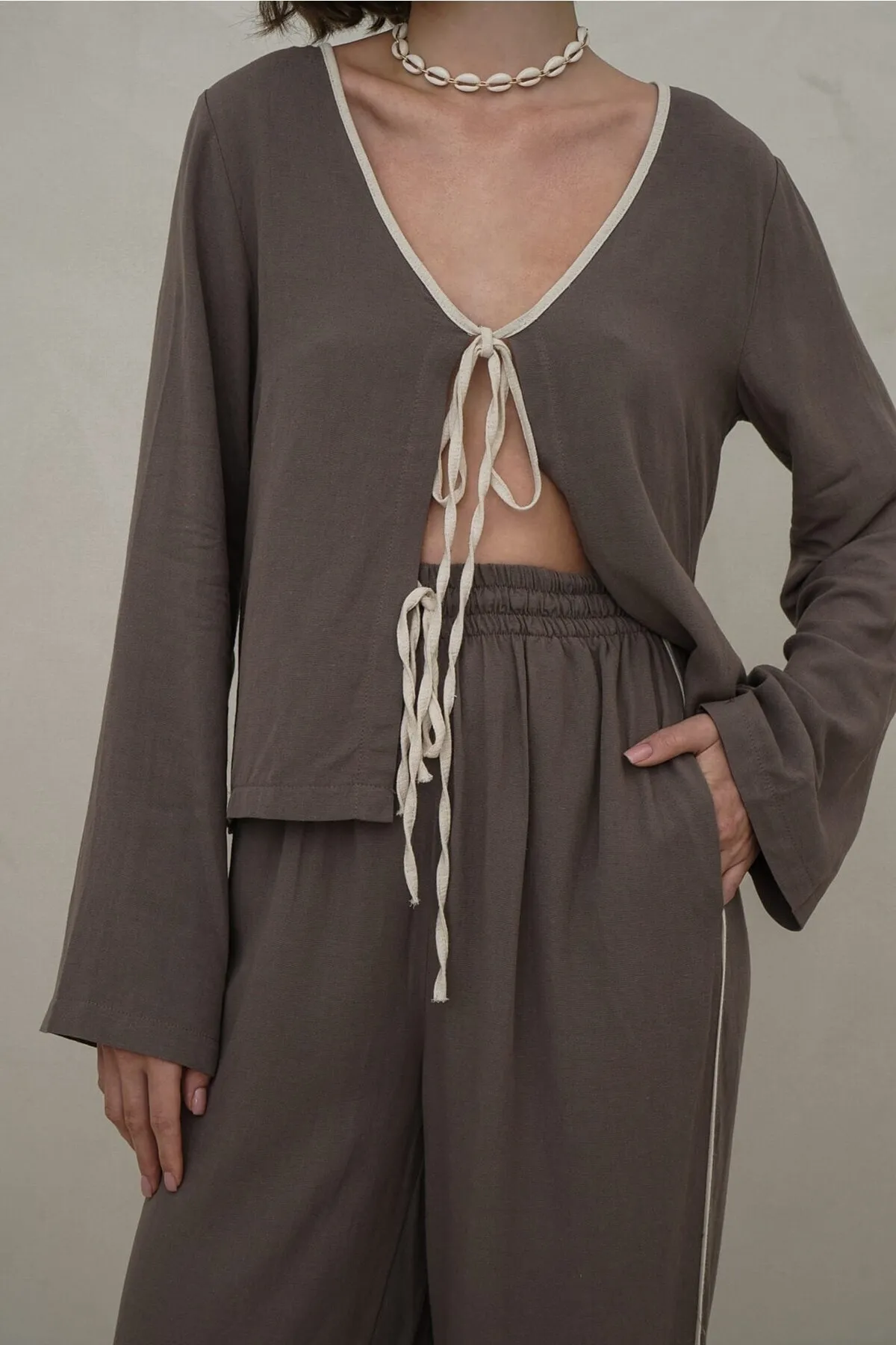 BOHEMAİ  Hazelfarbener Doppelanzug mit Streifendetail in Taupe