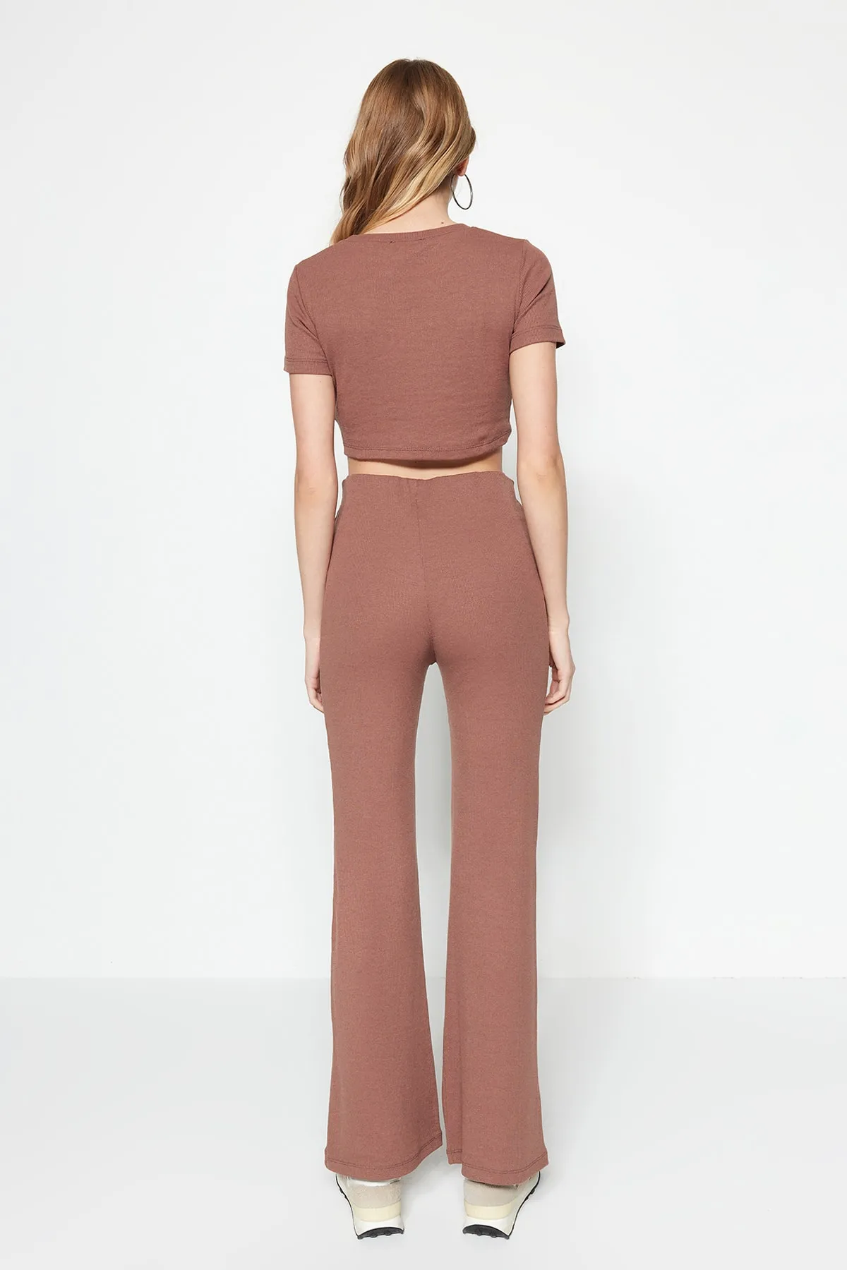 Trendyol Collection  Braunes, kurzes Set aus geripptem, flexiblem Strickoberteil und -unterteil mit Rundhalsausschnitt TWOSS21AU0160