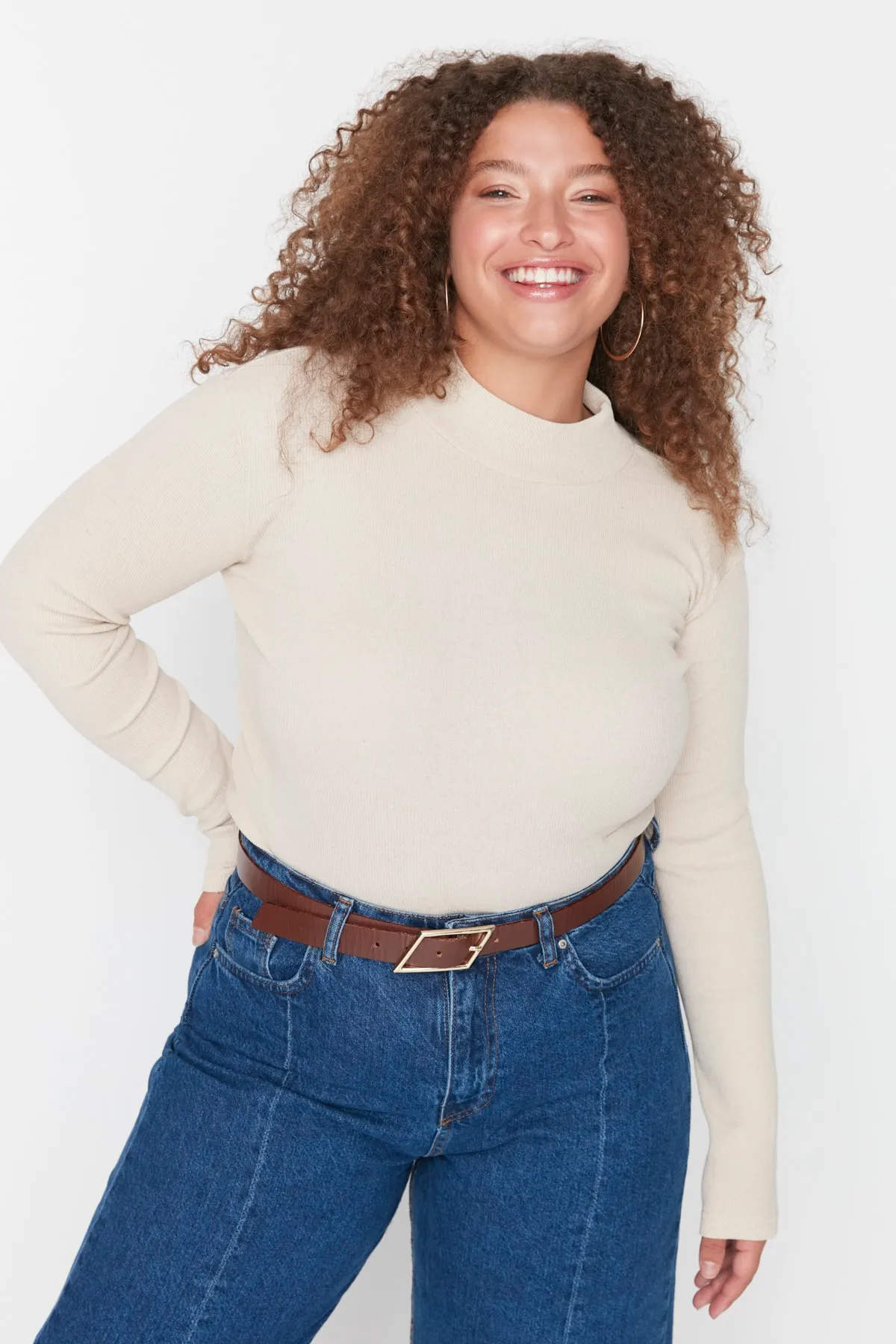 Trendyol Curve  Beigefarbene, figurbetonte, gerippte Strickbluse mit Stehkragen TBBAW23AF00003