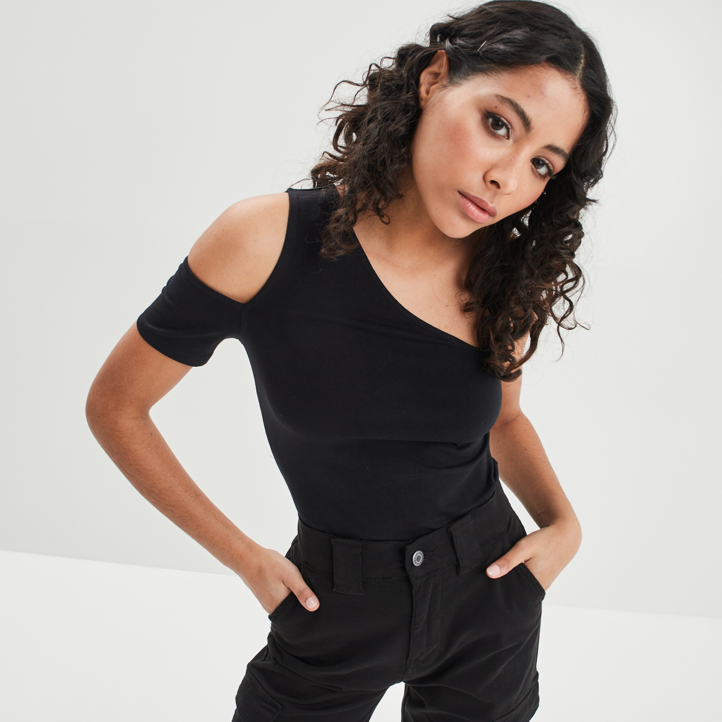 T-shirt cropped asymétrique noir femme | La Halle