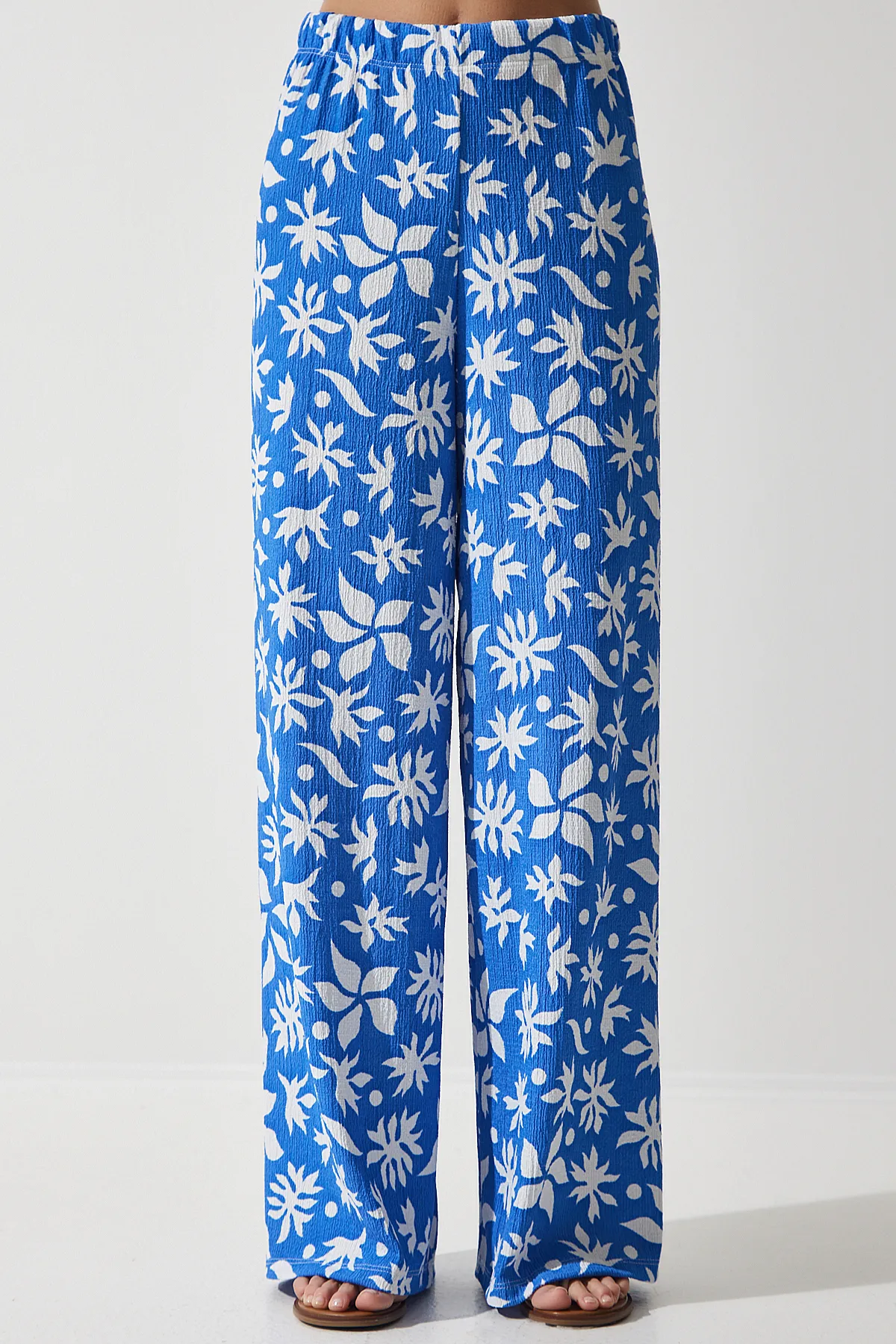 Happiness İstanbul  Blau-weiß gemusterter Palazzo-Anzug aus Strick mit kurzer Bluse für Damen MC00260