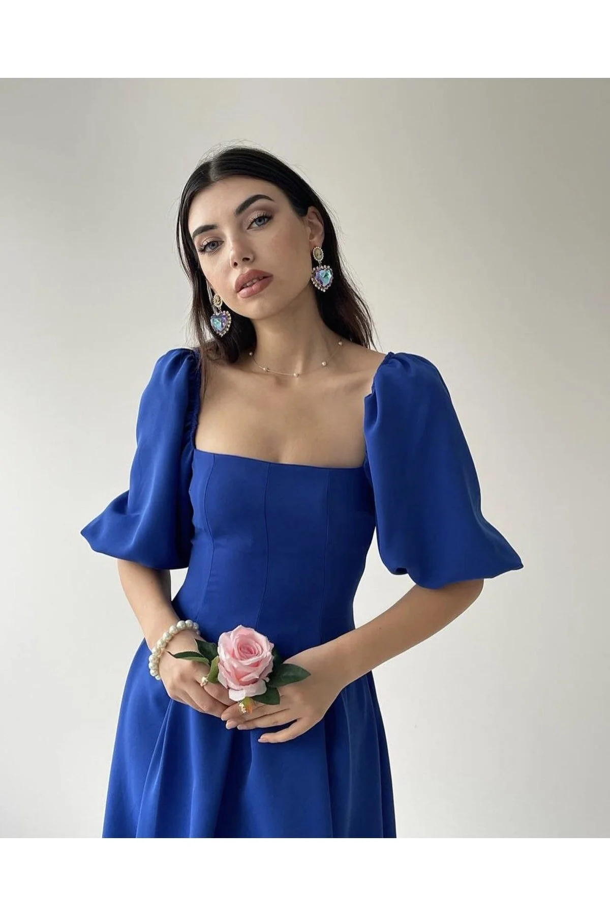 Afiş Butik  Saks – Blaues, plissiertes Midikleid mit eckigem Ausschnitt