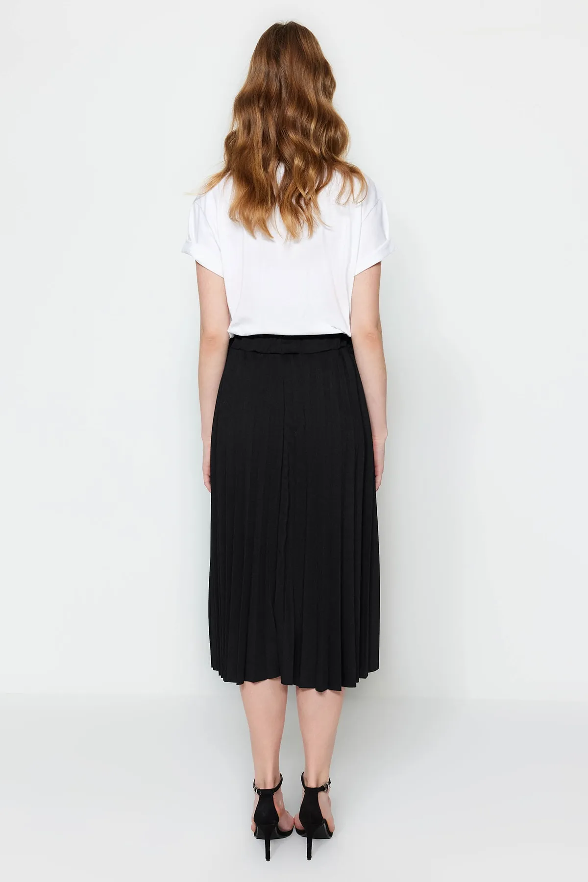 Trendyol Collection  Schwarzer ausgestellter Midi-Plissee-Rock aus Crêpe-Strick mit hoher Taille TWOSS23ET00048