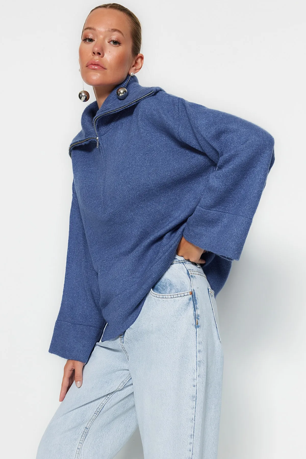 Trendyol Collection  Blauer, weich strukturierter Basic-Strickpullover mit weiter Passform TWOAW23KZ00236