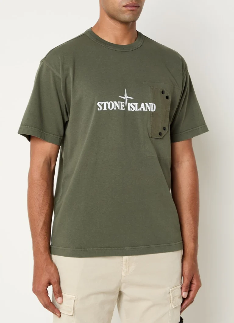 Stone Island 21079 T-krekls ar logotipa apdruku un krūšu kabatu
