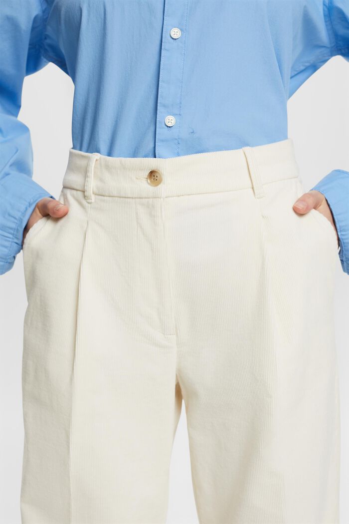 Cordhose mit weiter Passform und mittlerer Bundhöhe
