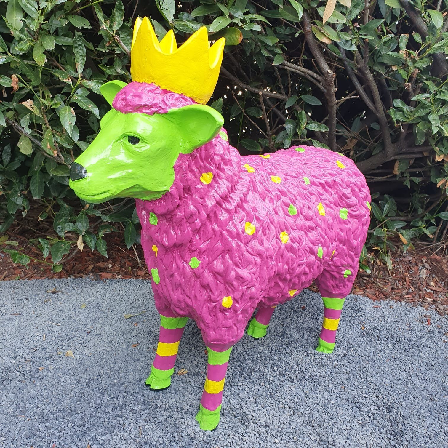 Aspinaworld Gartenfigur bunte Schaf Figur mit Krone 45 cm wetterfest