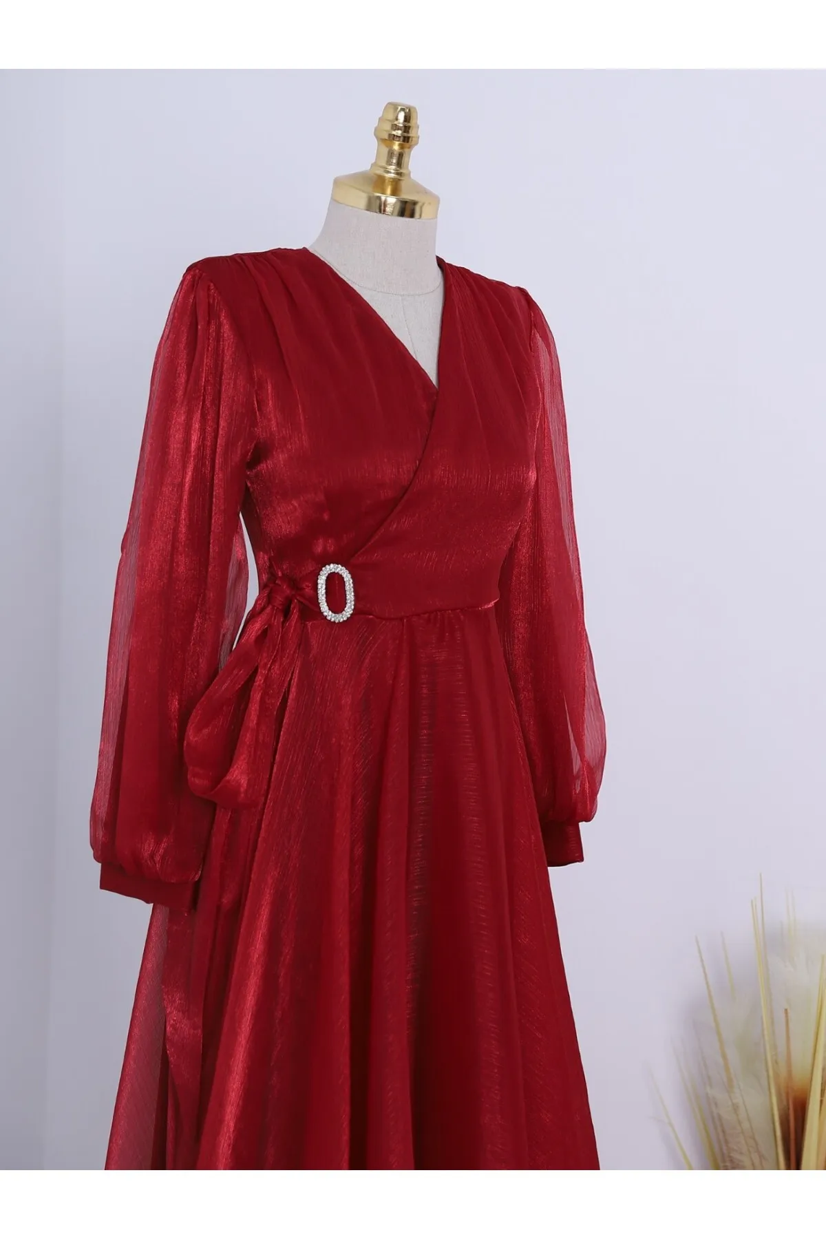 Modamorfo  Abendkleid aus Tüll mit V-Ausschnitt und Brosche