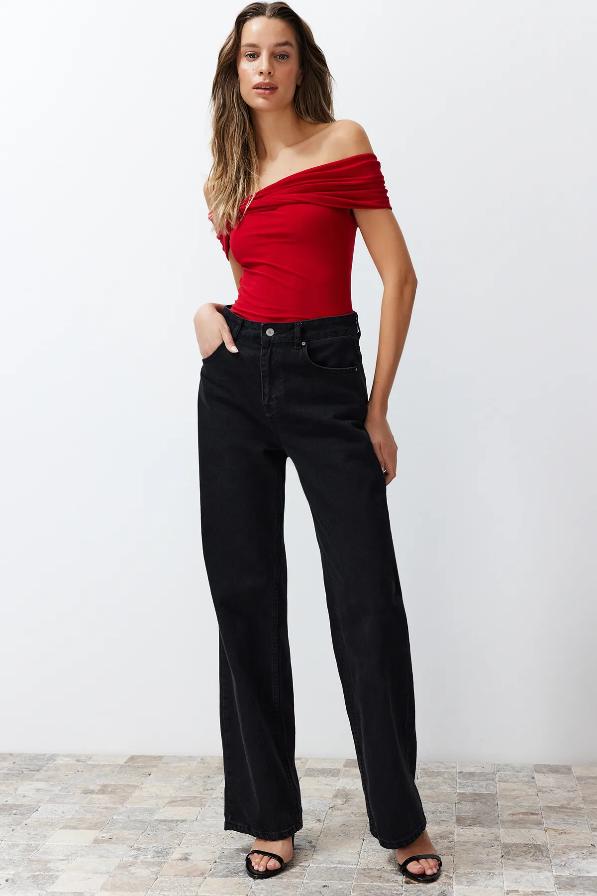 Trendyol Collection  Rote Carmenkragen-Bluse mit figurbetontem Schnitt und flexibler Crop-Strick-Optik TWOSS24BZ00368