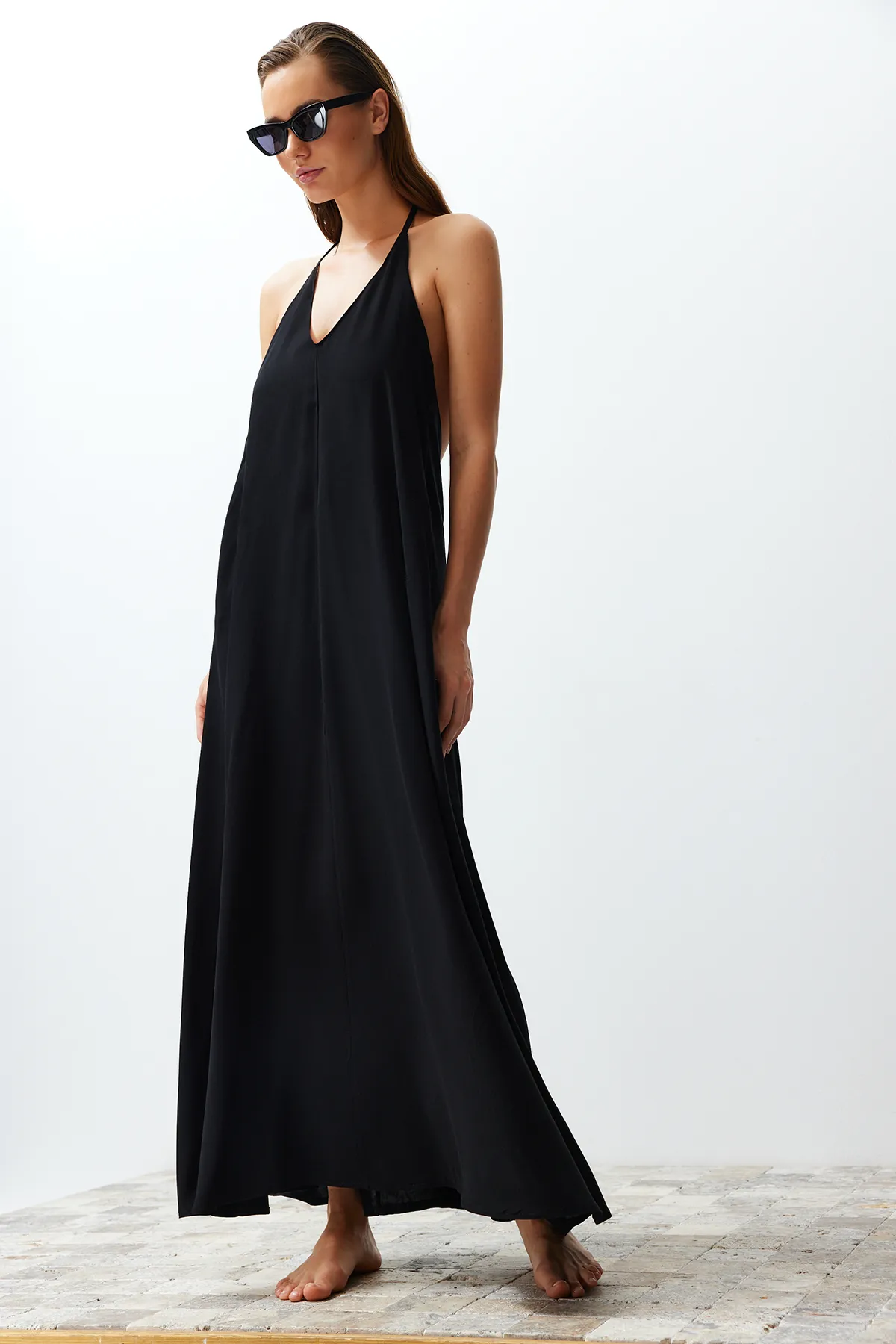 Trendyol Collection  Schwarzes Maxi-Strandkleid mit gewebtem Rücken und tiefem Ausschnitt TBESS24EL00022