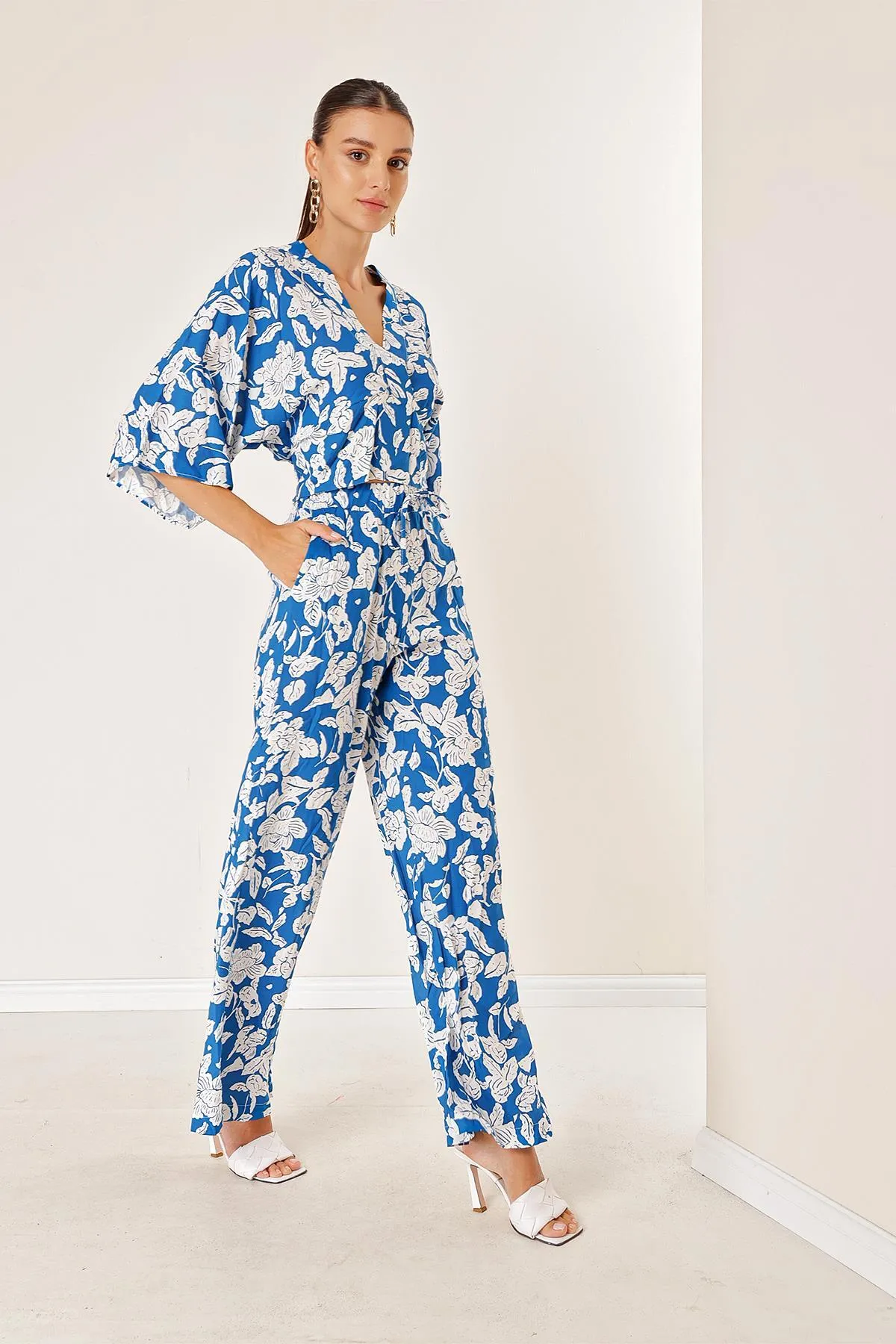 By Saygı  Palazzo-Hose mit elastischer Taille und Tasche vorne und hinten, bauchfrei, gemusterter Doppelanzug mit V-Ausschnitt, Blau
