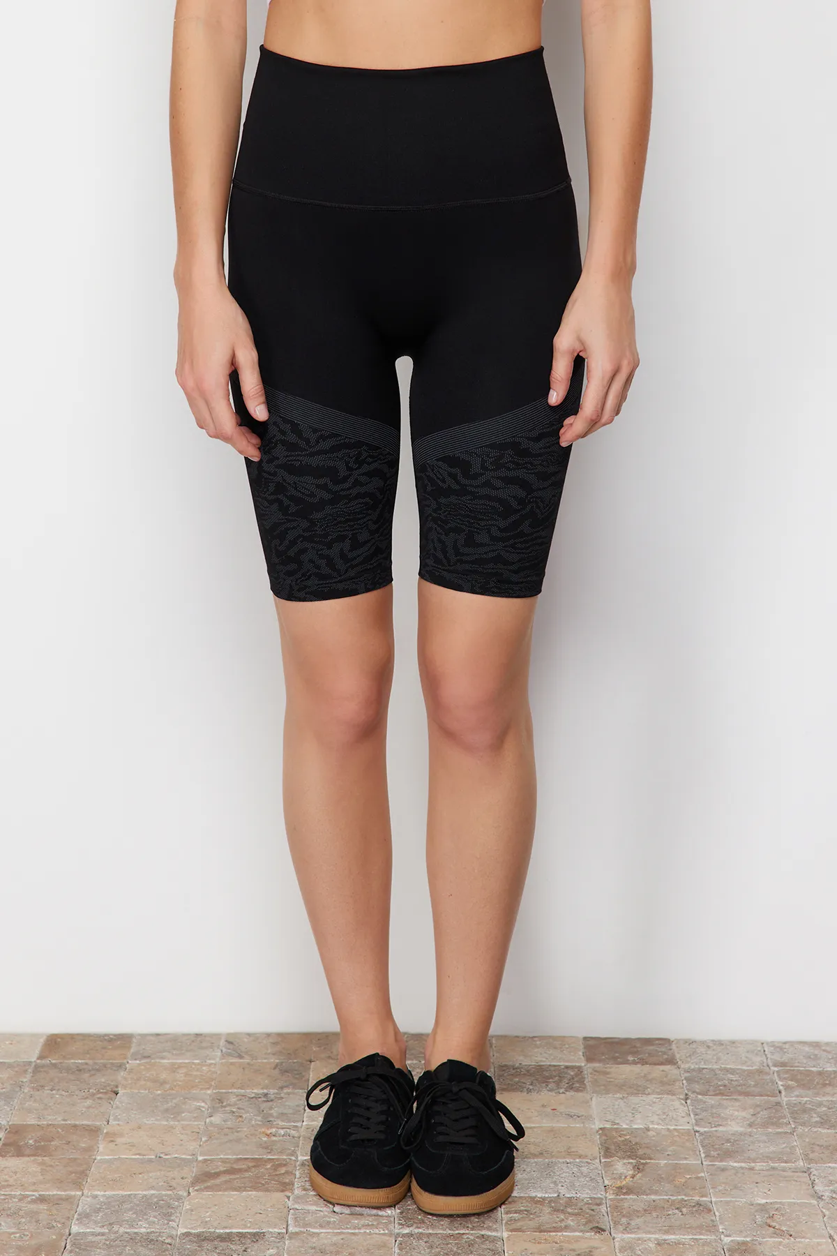 Trendyol Collection  Schwarzes, gemustertes, nahtloses Strick-Sport-Leggings für Radfahrer/Biker/kurze Leggings THMSS24TY00010
