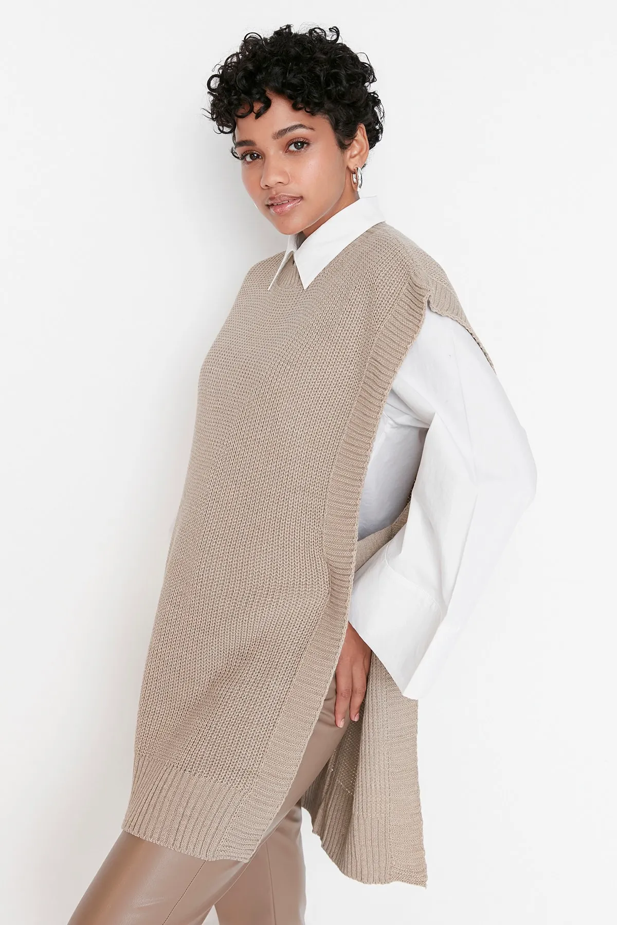 Trendyol Modest  Nerzfarbener Strickpullover mit seitlichem Schlitzdetail TCTAW23SV00010