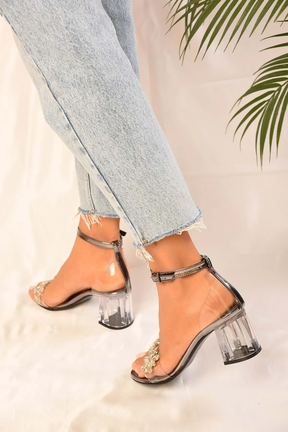 Shoeberry  Damen-Schuhe „Maggie Platinum“ mit transparentem Steinabsatz und einem Riemen