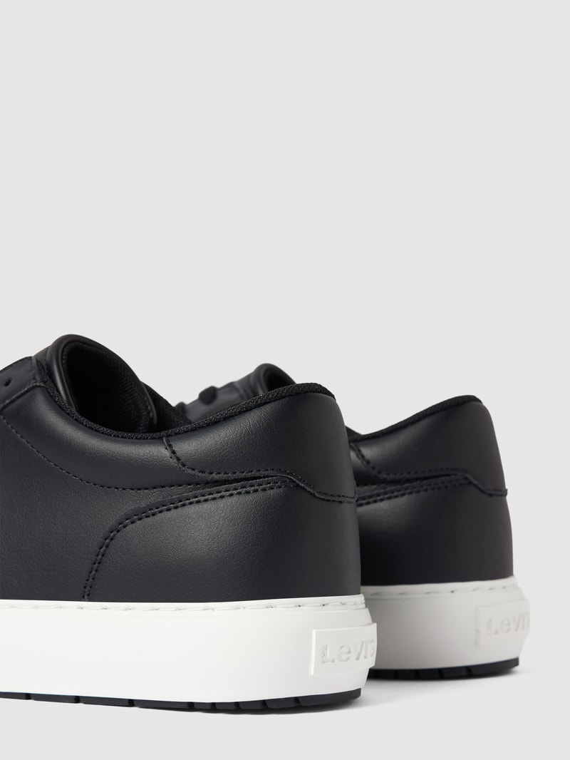 Sneaker mit Label-Detail in schwarz
