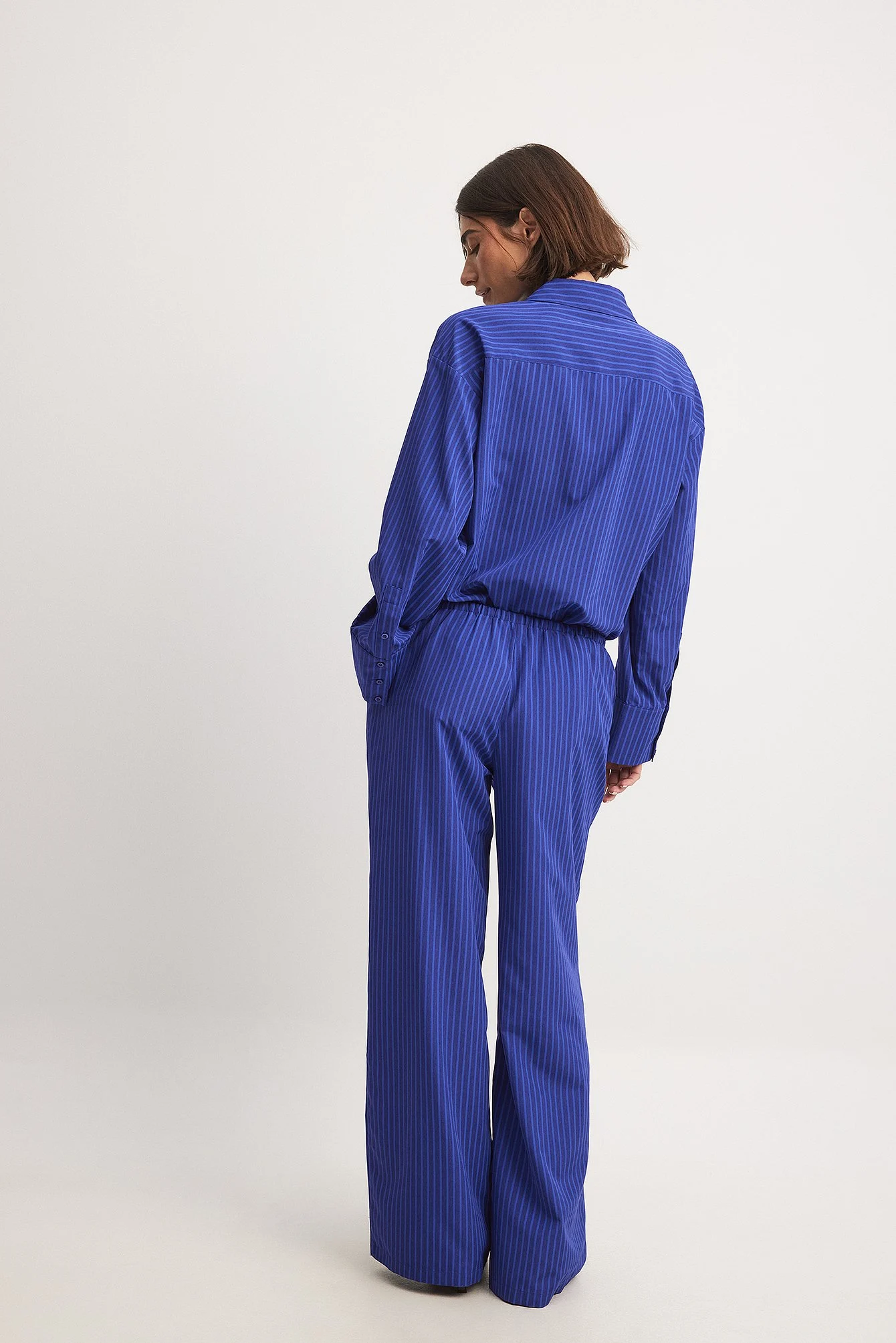 Gestreifte elastische Hose mit halbhoher Taille