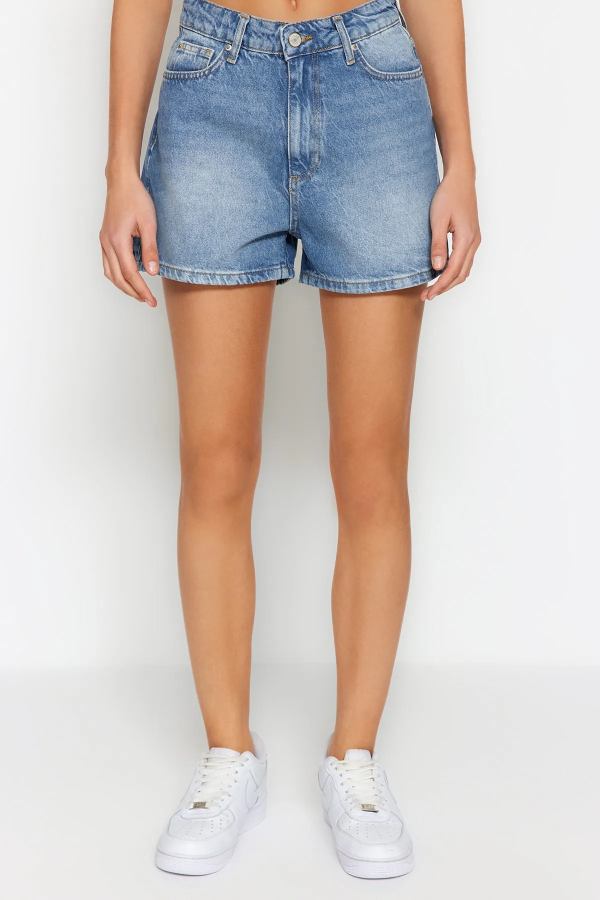 Trendyol Collection  Blaue Jeansshorts und Bermuda TWOSS23SR00199
